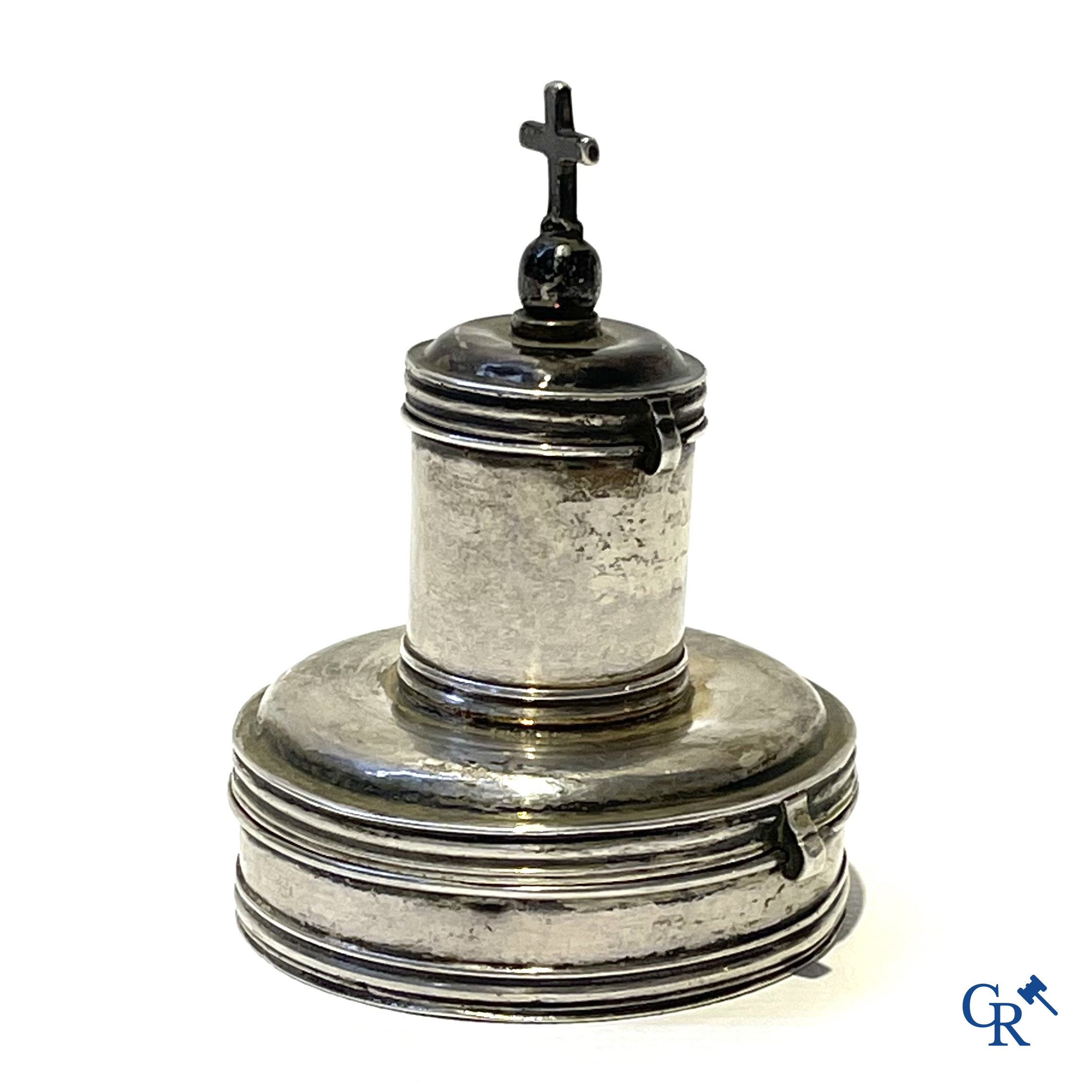 Religieuze objecten. Zilveren chrismatorium met pyxis. Antwerpen 17e eeuw.