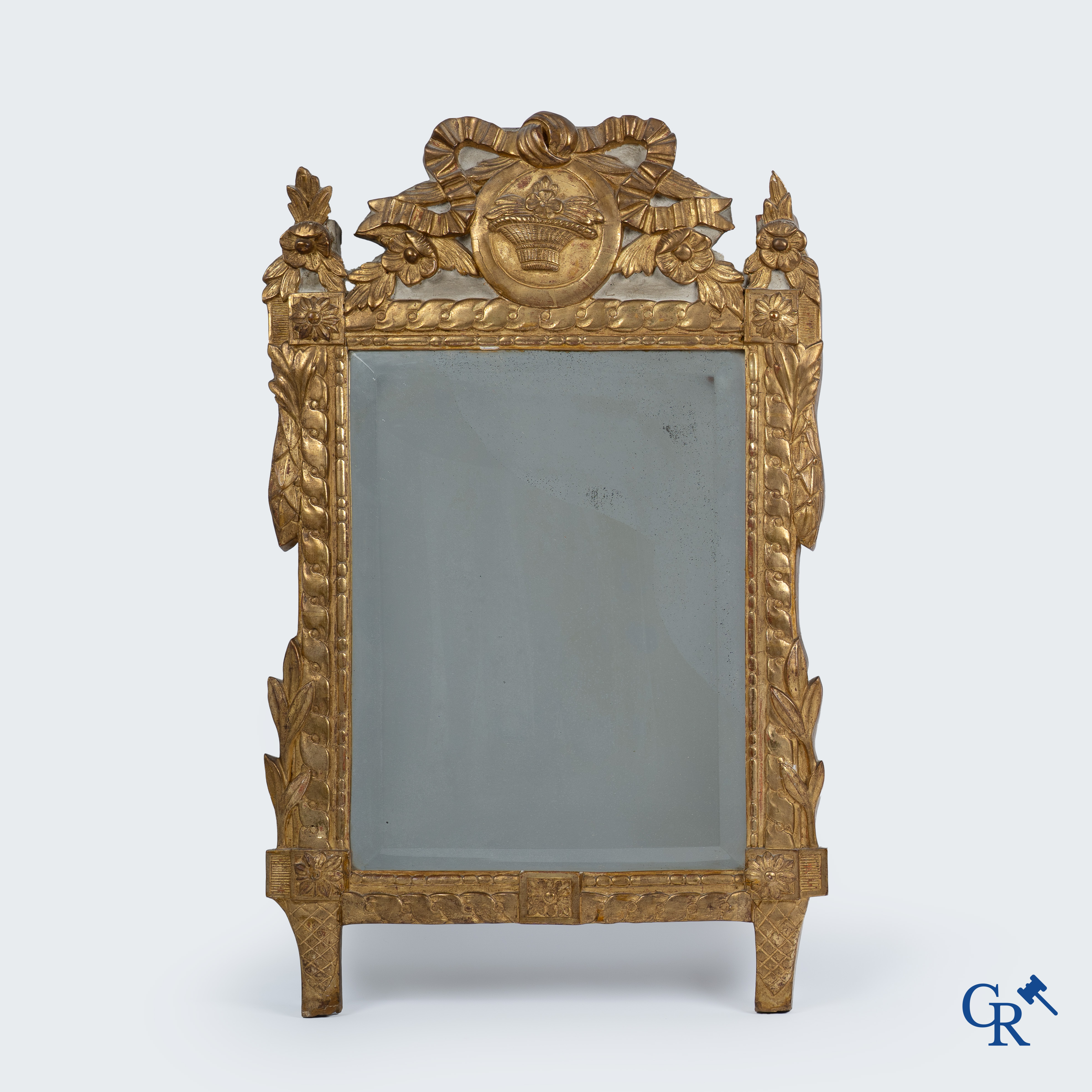 Een hout gesculpteerde en vergulde spiegel. LXVI-tijdperk.