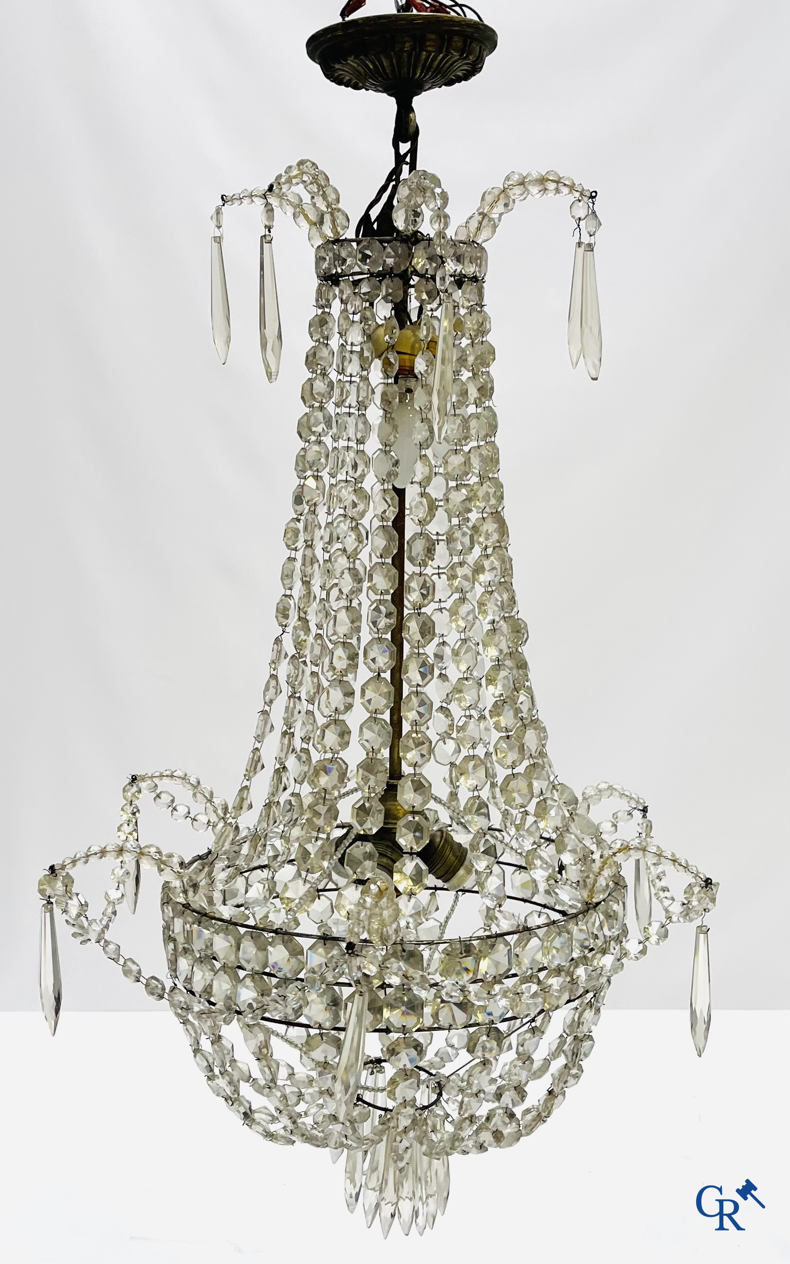 Een kavel van 2 luchters met kristal en een paar bronzen wandlichten.