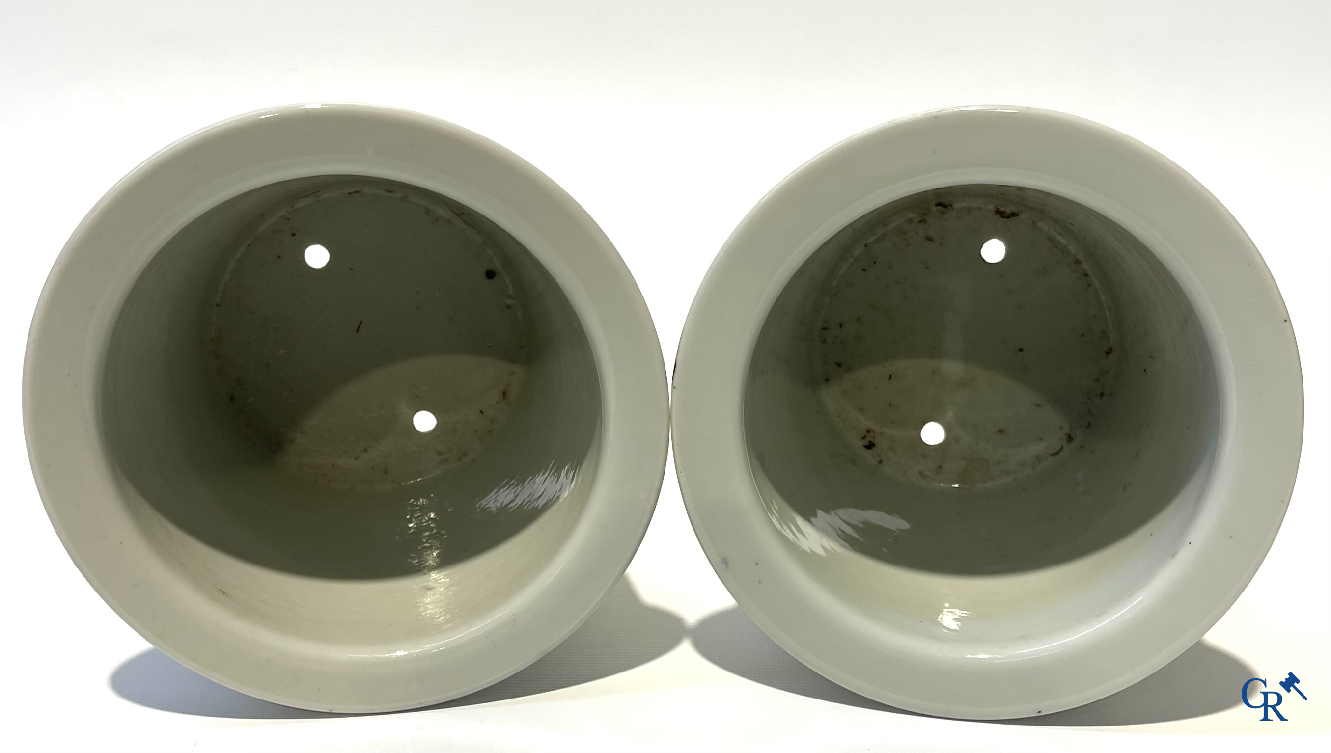 Asian Art. Chinese porcelain. A pair of jardinières with landscapes.