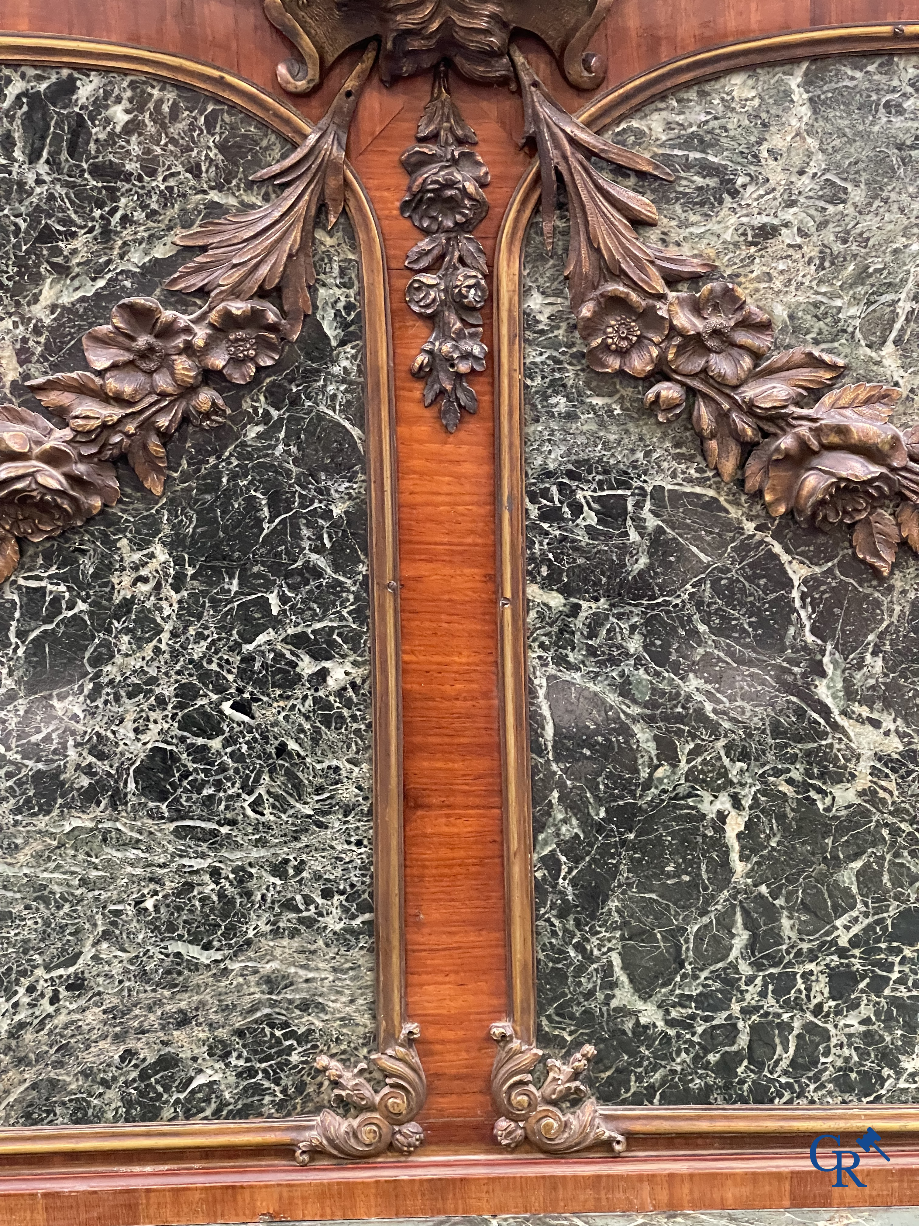 Uitzonderlijk eetkamermeubilair in mahoniehout fineer, marmer en brons. Napoleon III stijl. Circa 1900.