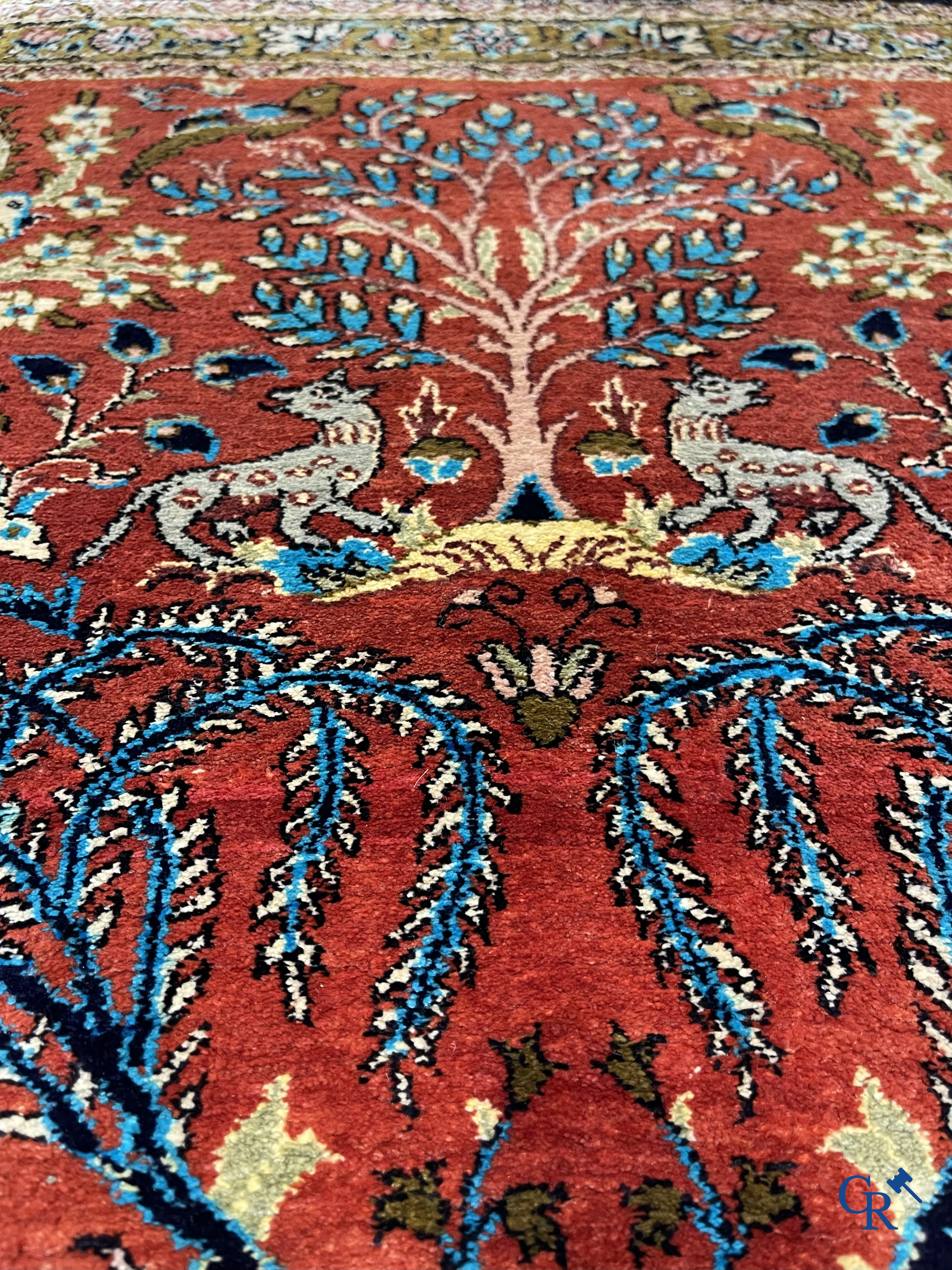 Oosterse tapijten. Een handgeknoopt tapijt met wouddieren. Zijde en wol.