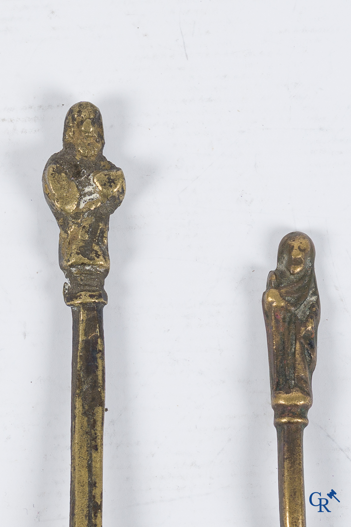 Haute époque. 3 lepels in koper en brons waarvan 2 met apostelen. Keurmerken. Vlaanderen 2de helft 15e, begin 16e eeuw.