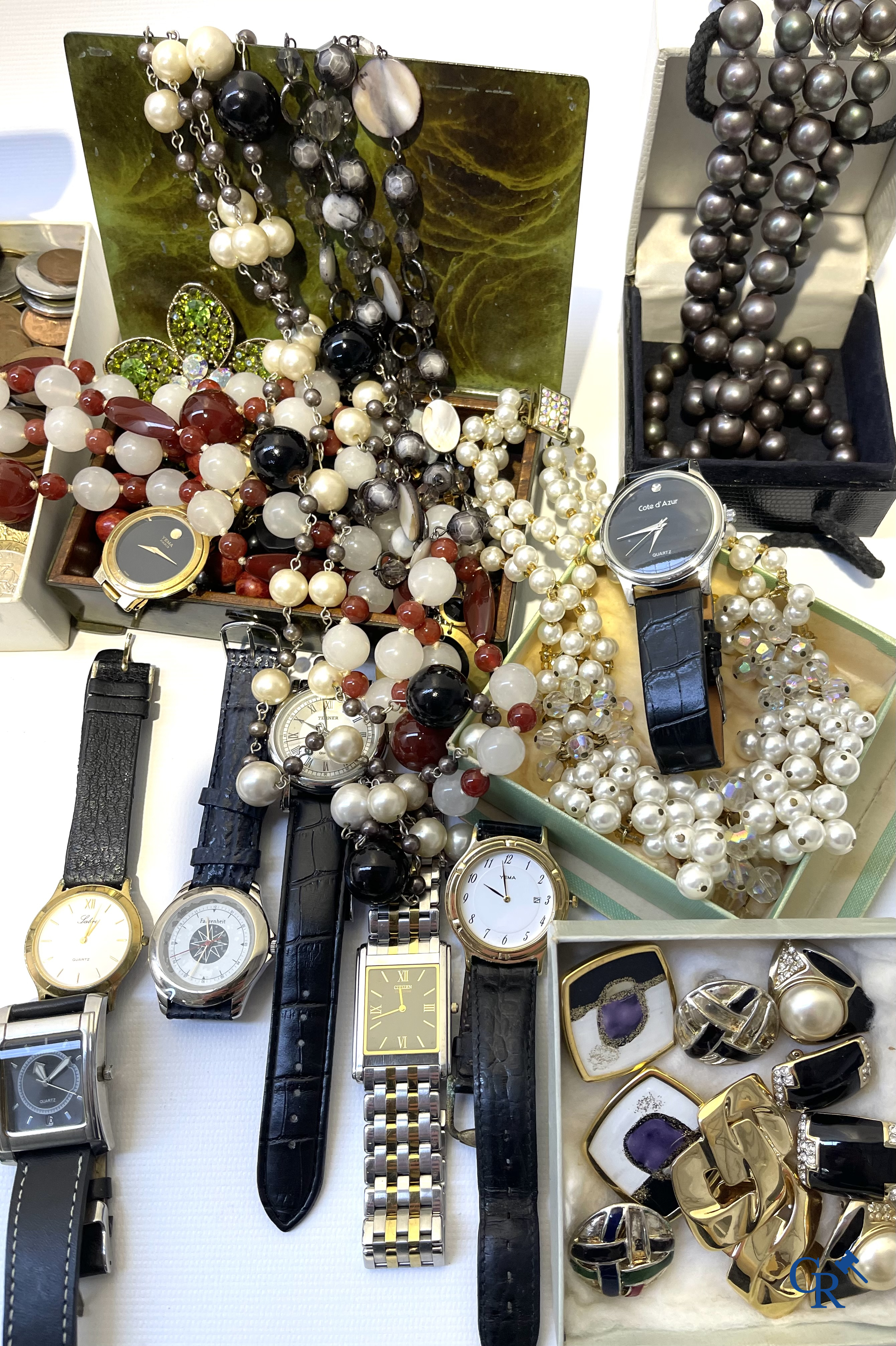 Groot lot fantasie juwelen, horloges en diverse munten.