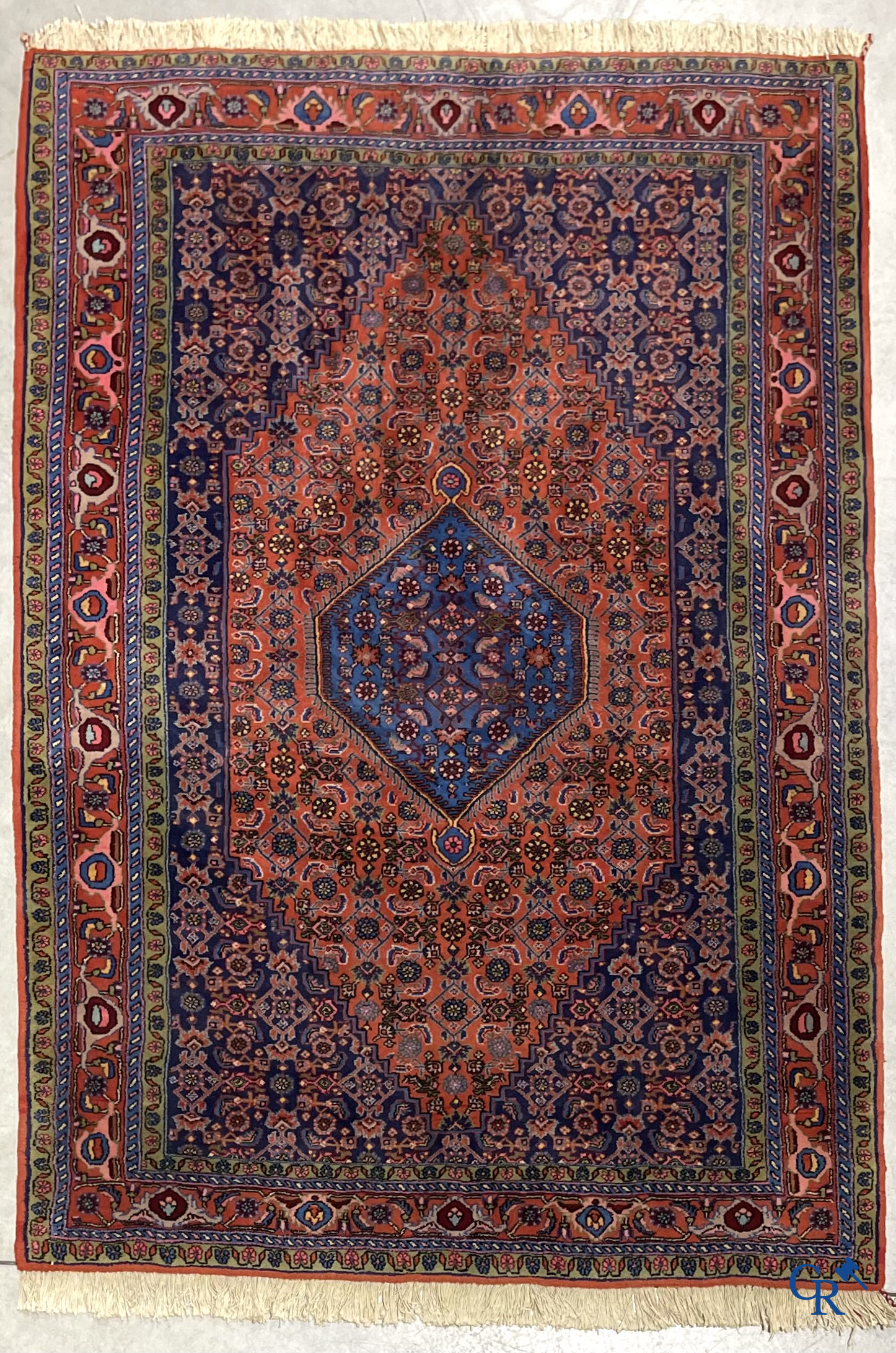 Oosterse tapijten. 2 handgeknoopte tapijten in wol.