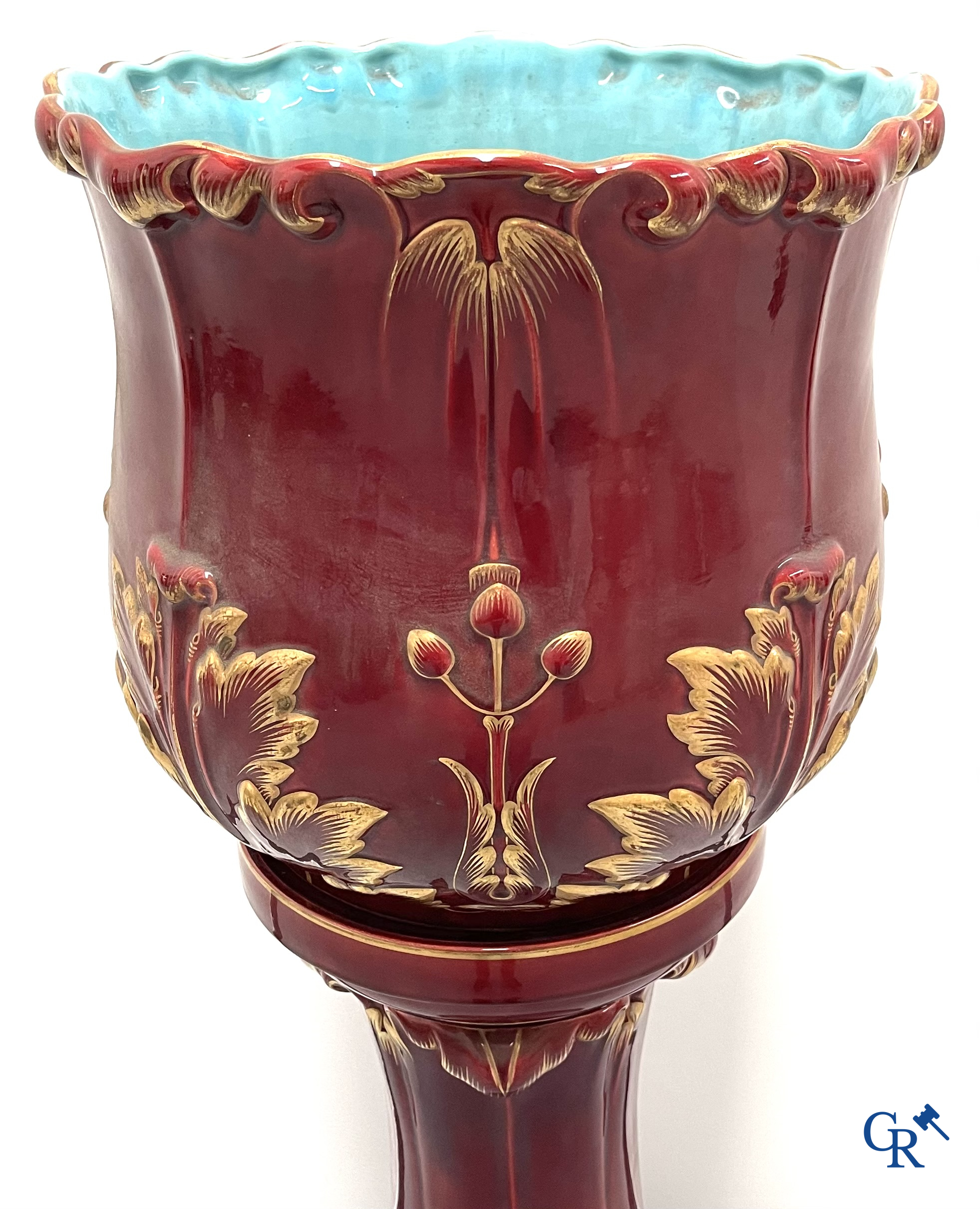 Art Nouveau, Sarreguemines. Een cache pot in geëmailleerde faience of barbotine op bijhorende staander. Circa 1910.