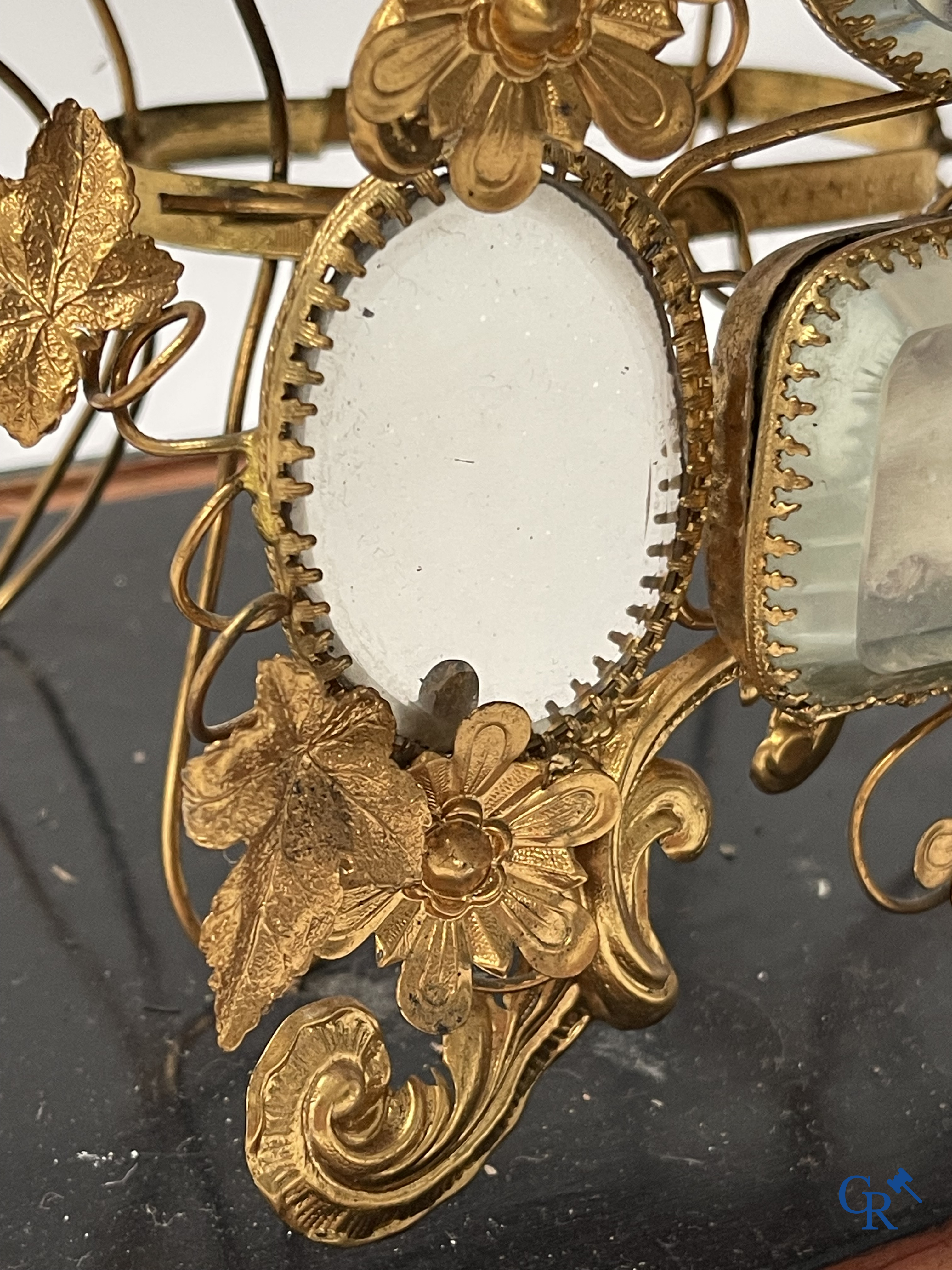 Prachtige globe met bruidsboeket en ingewerkte juwelendoos. Spiegels en vergulde messing. Circa 1900.