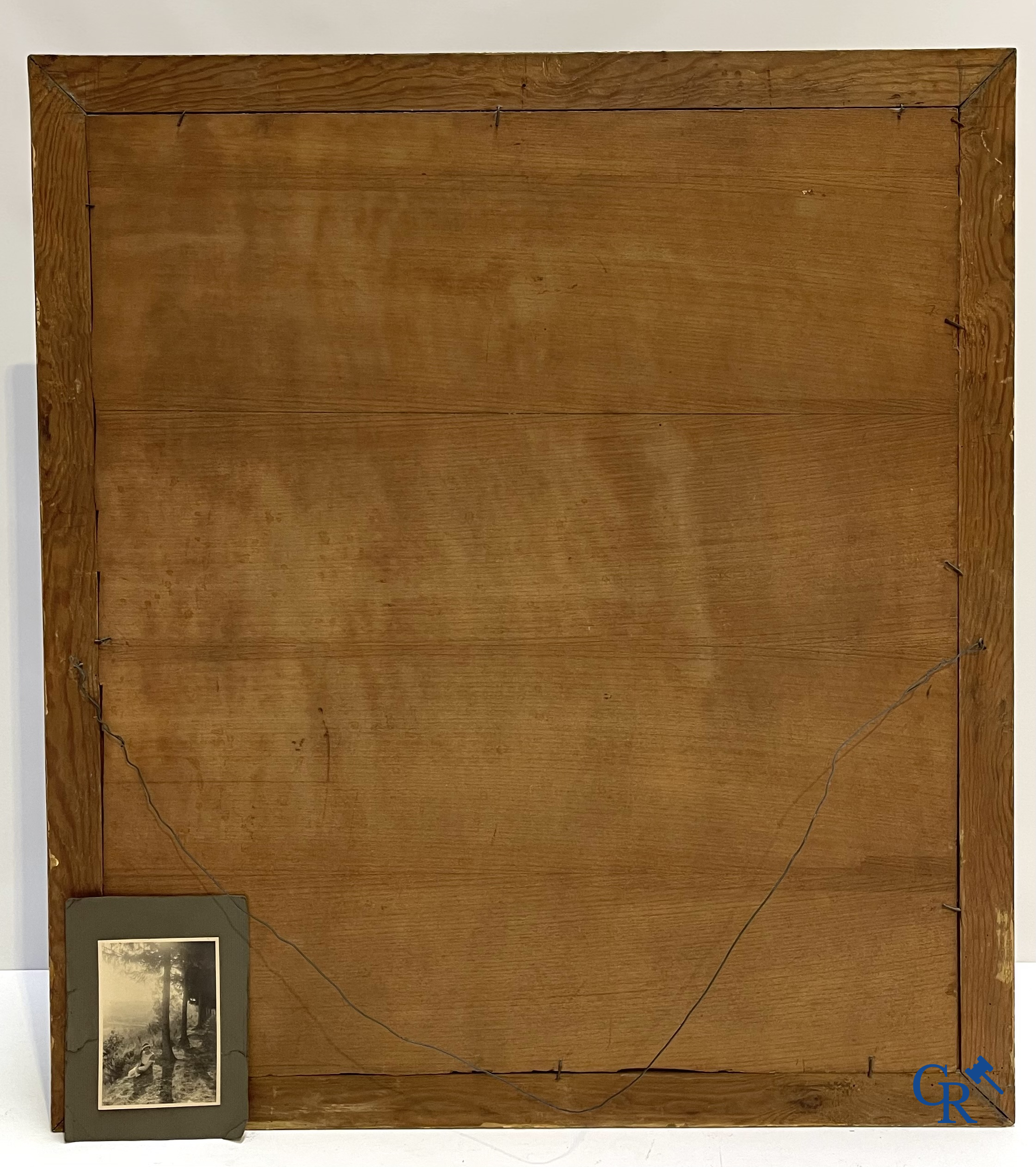 Art Deco schilderij. Vrouw met hoed zittend langs een bosweg. Olie op paneel. Onleesbaar gesigneerd, gedateerd 1923.