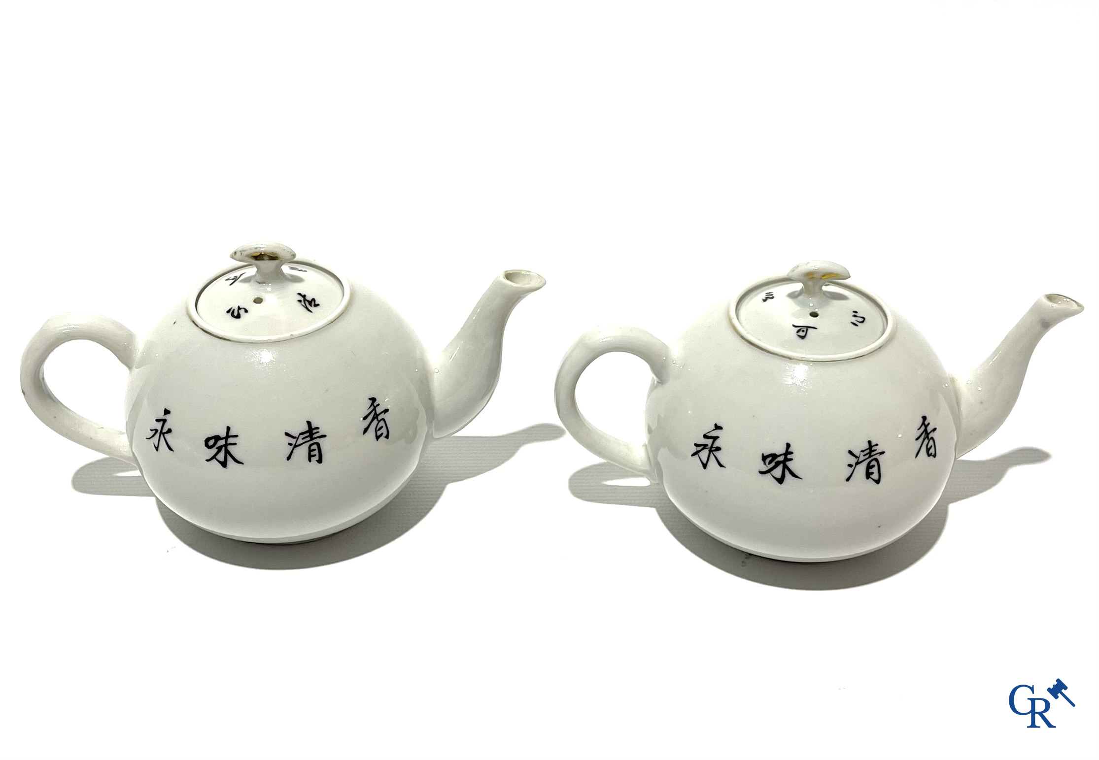 Aziatica. Chinees porselein. 2 theekannetjes, een Chinese bowl en 2 ondertassen.