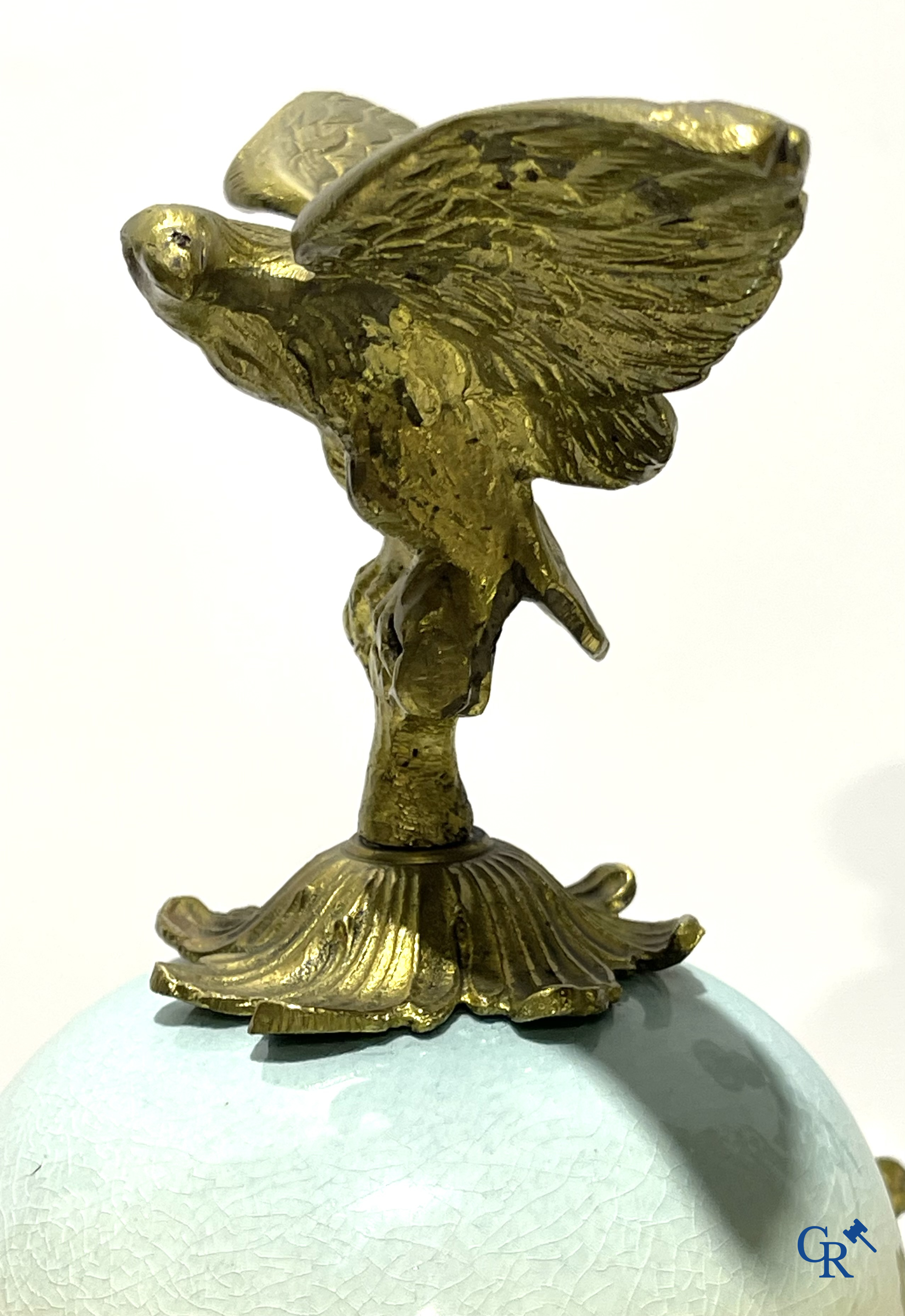 Een groot 5-delige schouwgarnituur in brons en faience. Belle Epoque, Circa 1900.