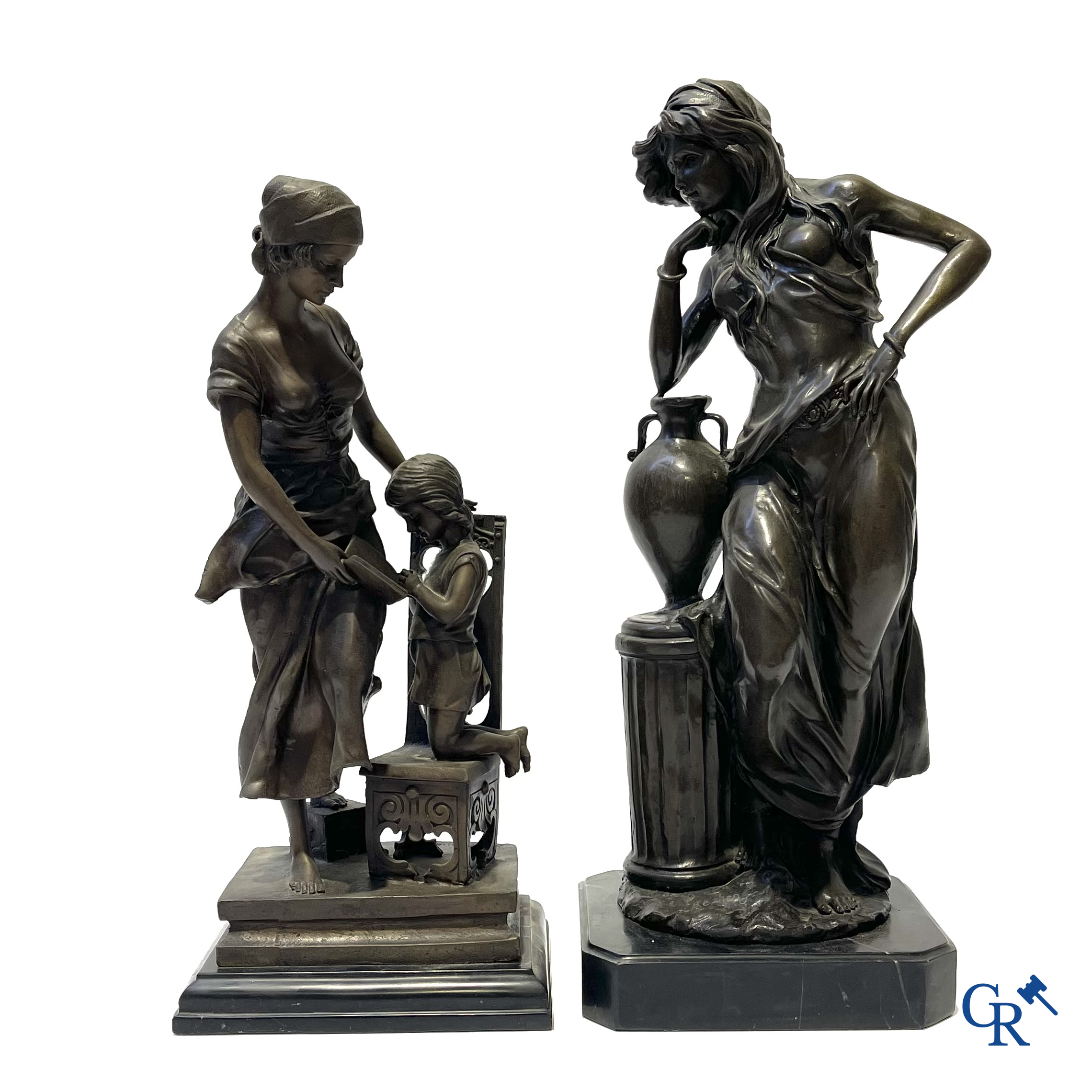 2 bronzen beelden op zwarte marmer sokkel. Rebecca en Moeder met kind. Gesigneerd. Postuum werk.