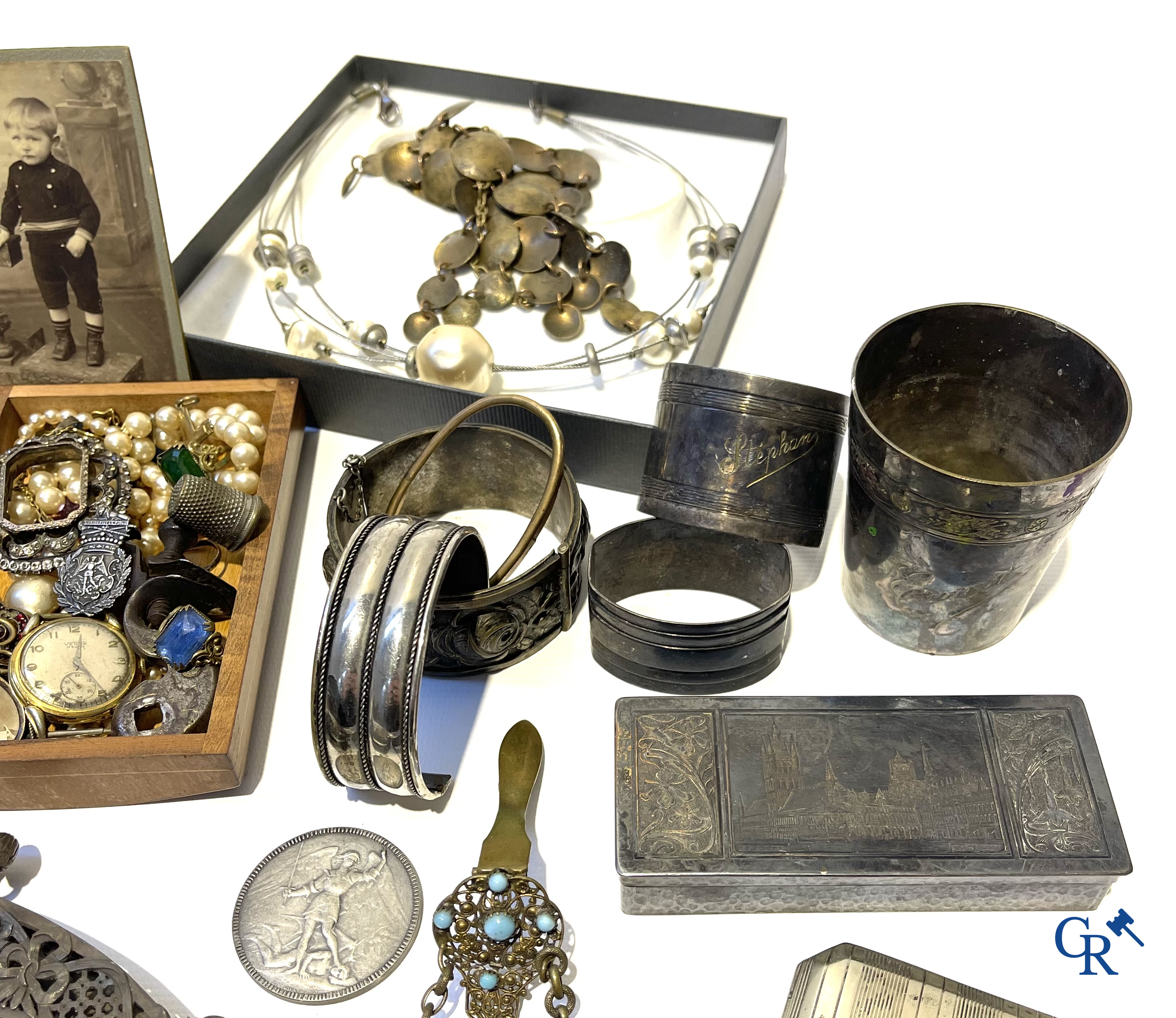 Groot lot verzamelobjecten, zakhorloge, fantasiejuwelen en andere. Meerdere in zilver.