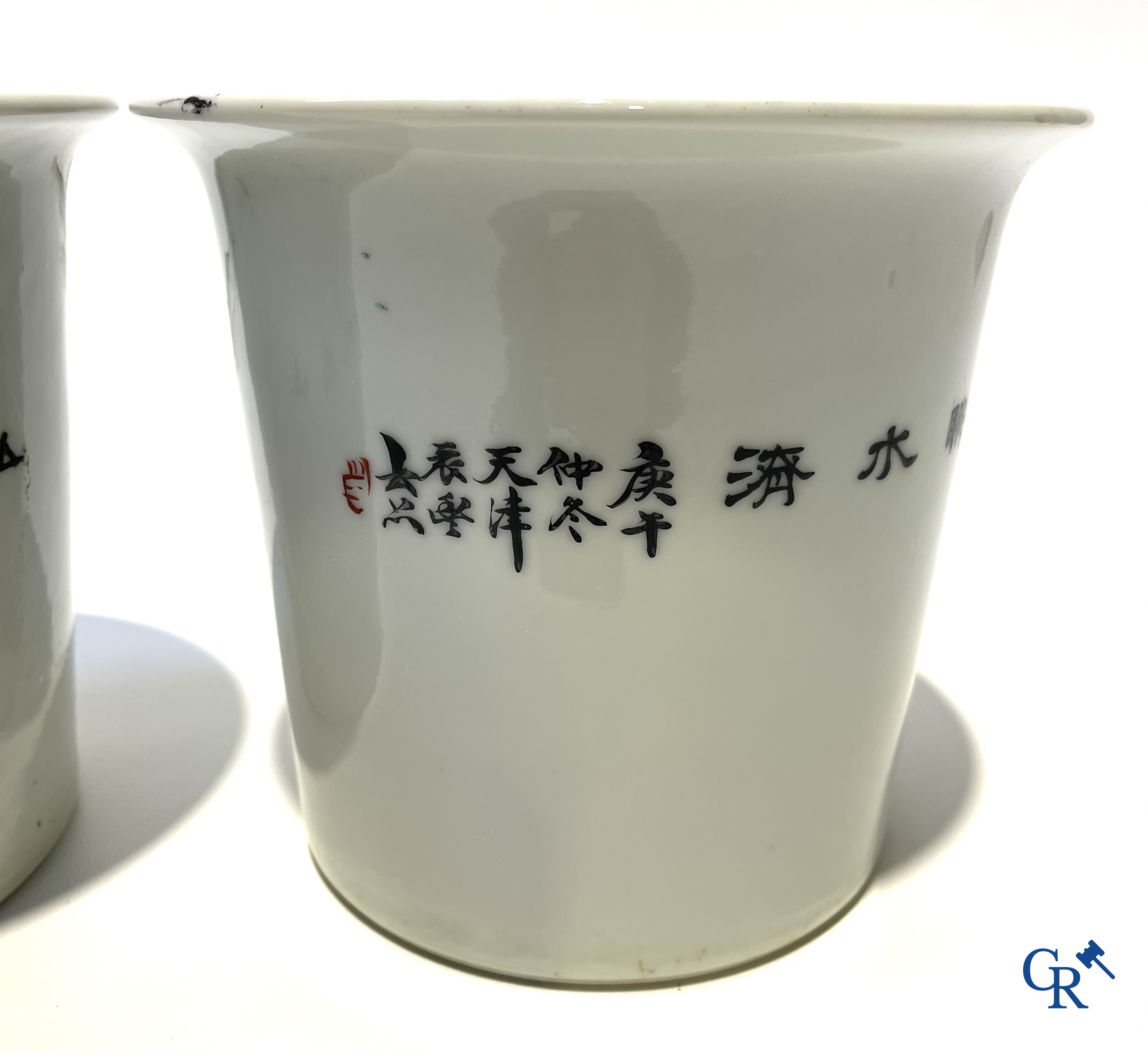 Asian Art. Chinese porcelain. A pair of jardinières with landscapes.