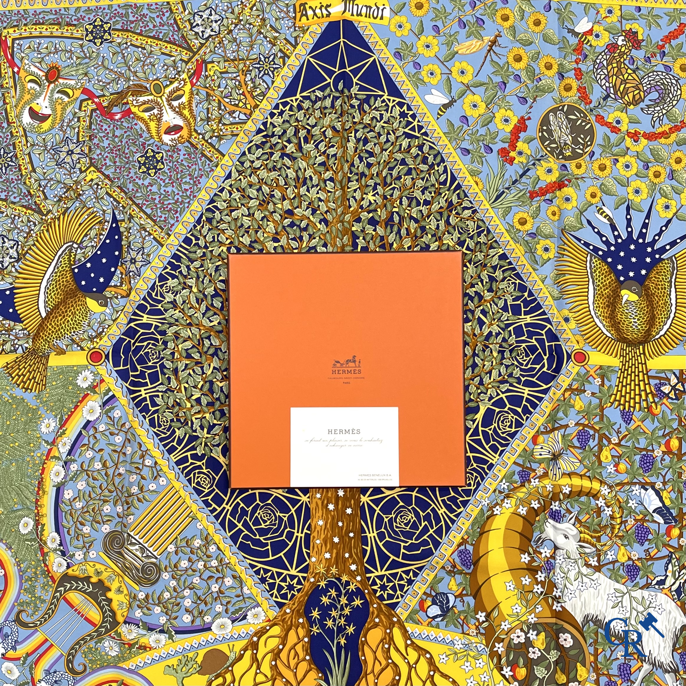 HERMES Paris. 2 Hermès sjaals in originele doos. Grand Manège, Henri d'Origny en Axis Mundi, Christine Henry.