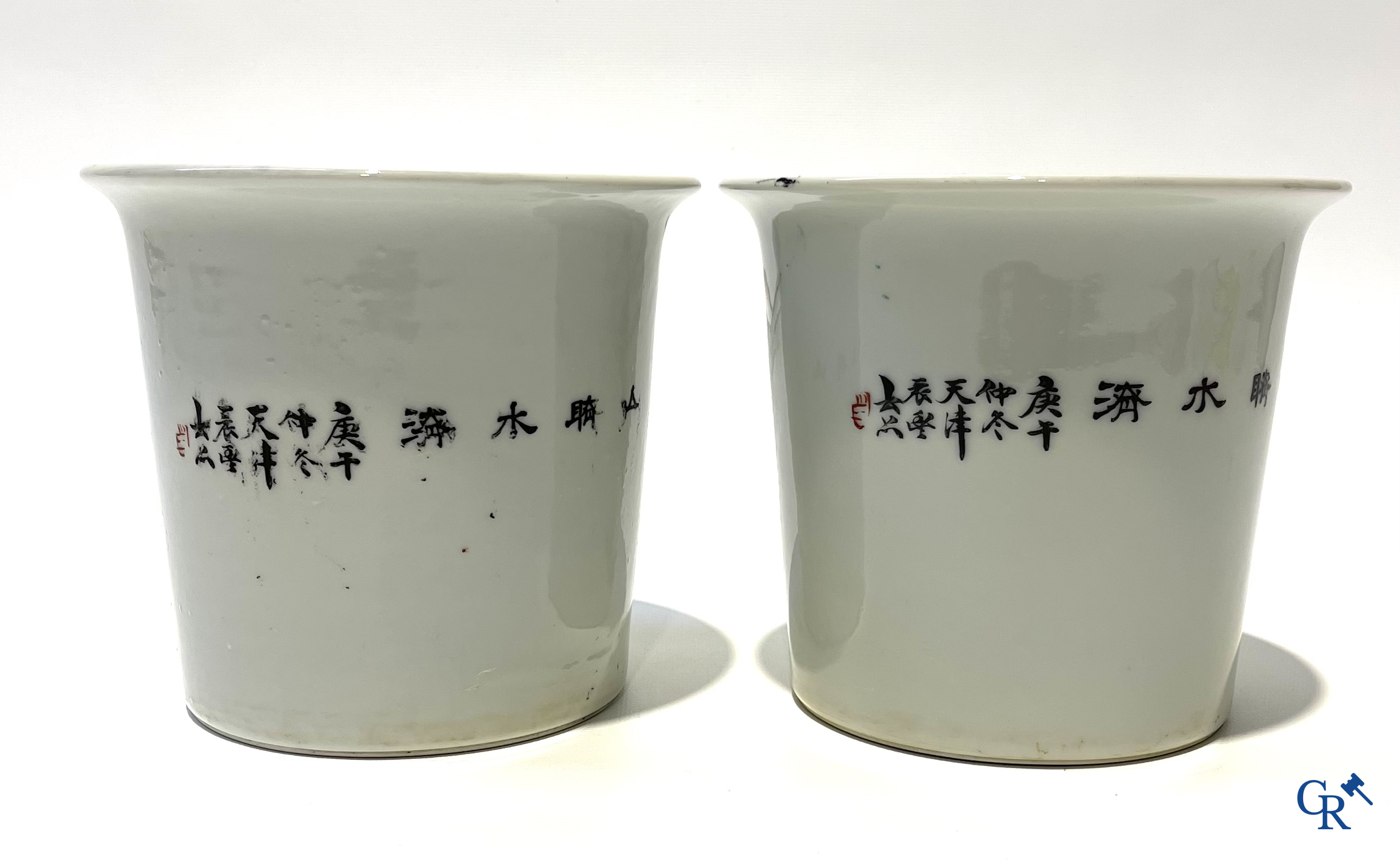 Asian Art. Chinese porcelain. A pair of jardinières with landscapes.