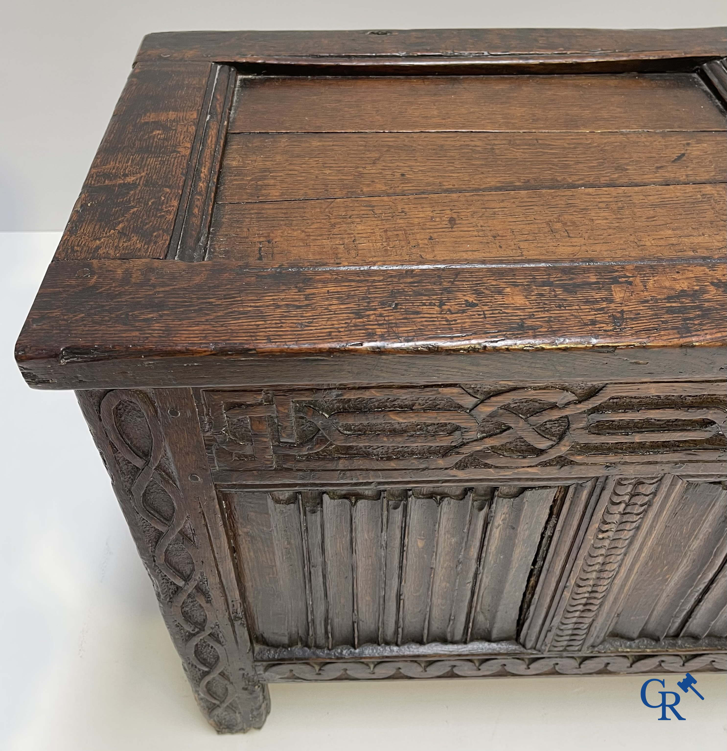 Eikenhouten koffer met briefpanelen in Gotische stijl. 16e-17e eeuw.