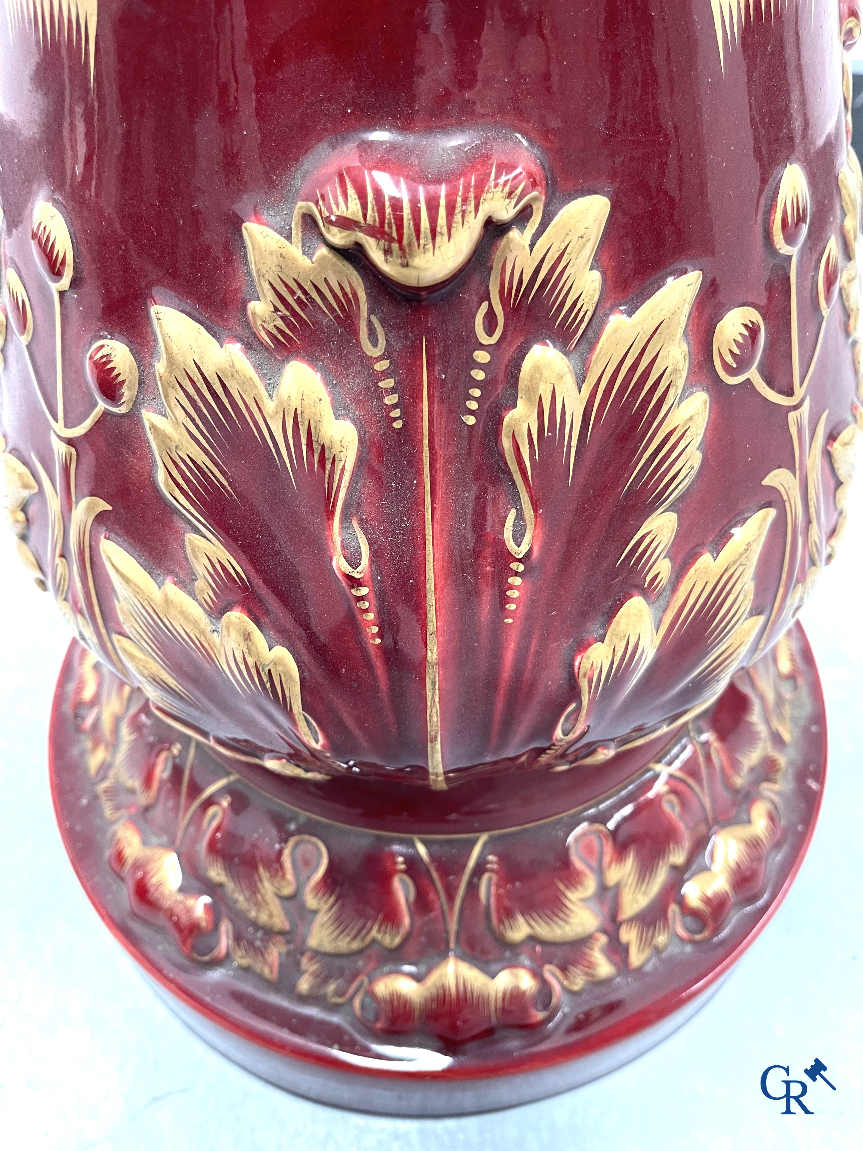 Art Nouveau, Sarreguemines. Een cache pot in geëmailleerde faience of barbotine op bijhorende staander. Circa 1910.