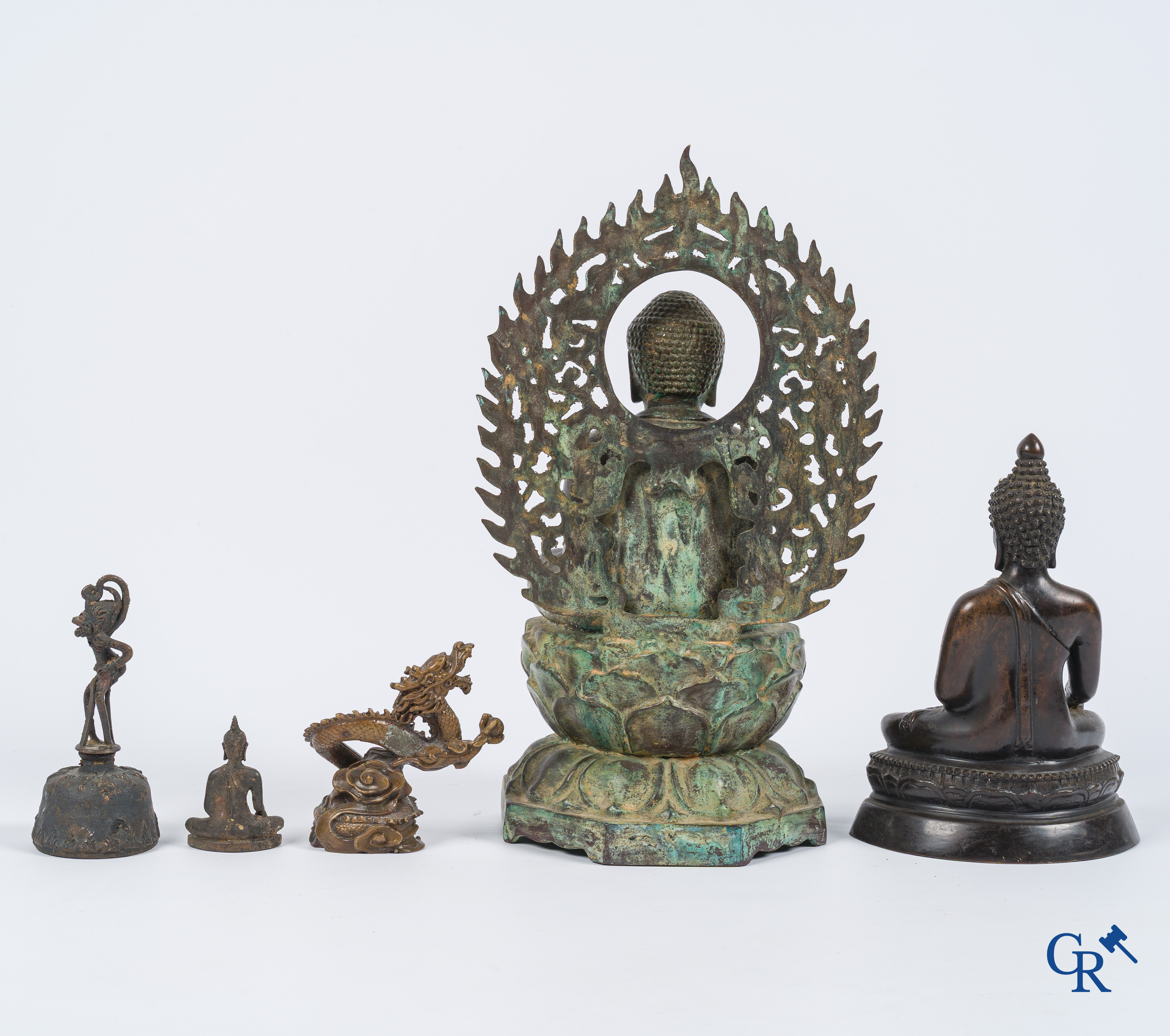 Aziatica, 5 bronzen voorstellingen waaronder een Boeddha zittend op een lotustroon. 19e-20ste eeuw.