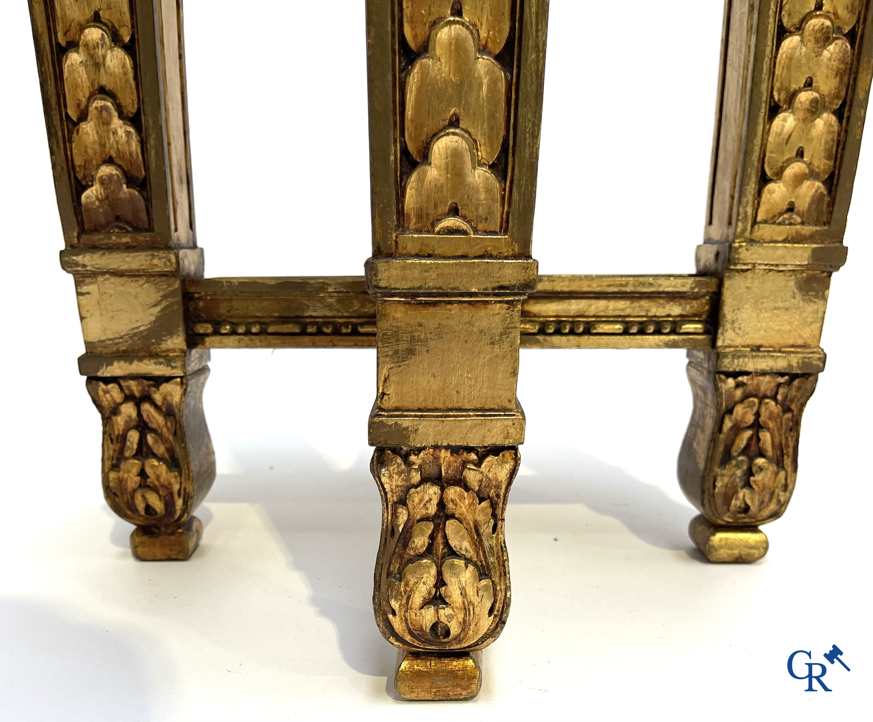 Piëdestal in gesculpteerd en verguld hout met guirlandes en marmer plateau. LXVI-stijl. Circa 1920.