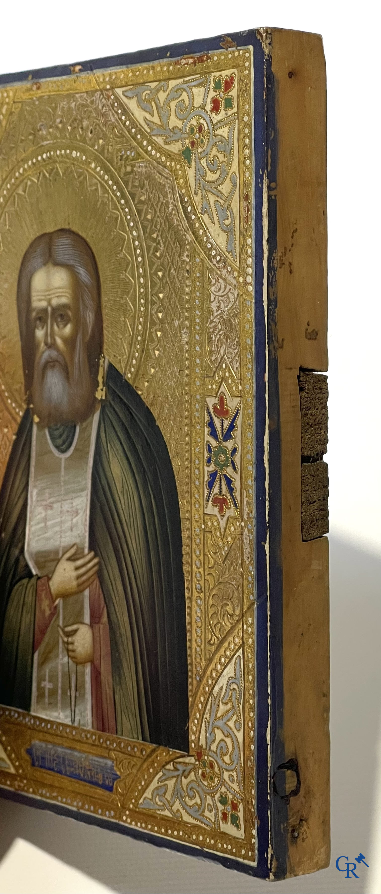 2 Russische ikonen. Ikoon met zilver oklad, meerdere keurmerken en een ikoon met Saint Seraphim of Sarov. 19e.