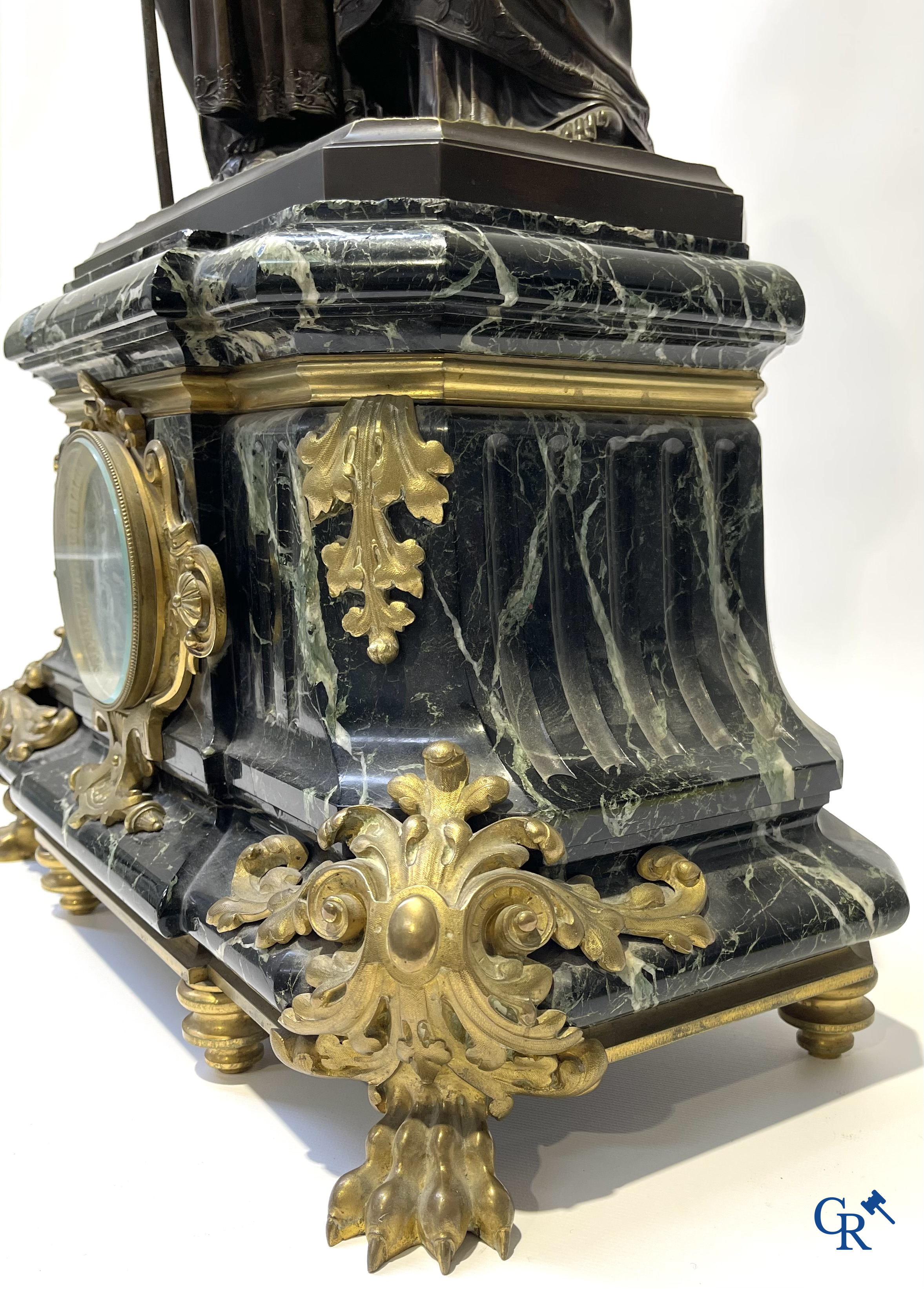 Susse Frères à Paris. Imposante schouwklok in groen geaderde marmer en rijkelijk vergulde bronzen. Napoleon III-periode.