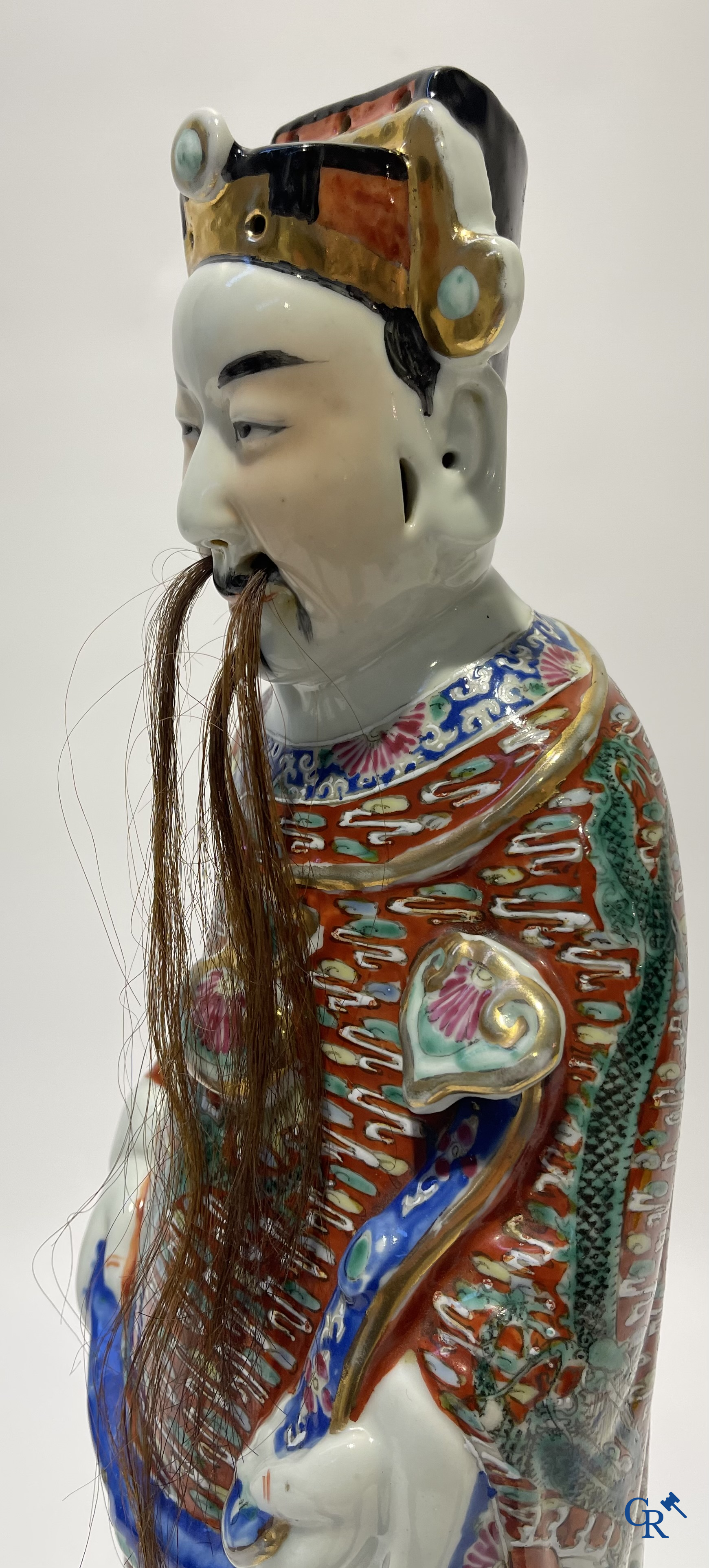 Aziatica. Een Chinese wijsheer in famille rose porselein op een houten sokkel. Gemerkt. 19de eeuw.