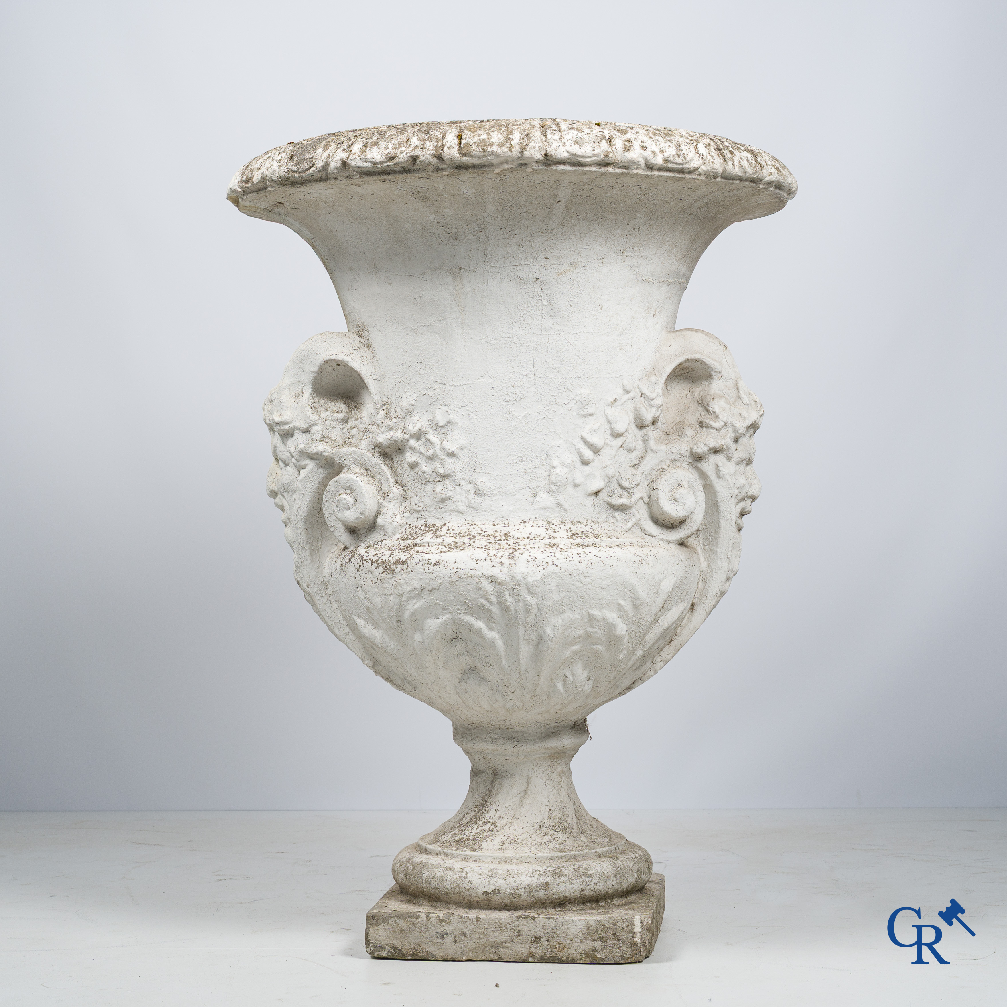 Garden decoration, an imposing garden vase in concrete with sater heads . Old patina, 19th century.