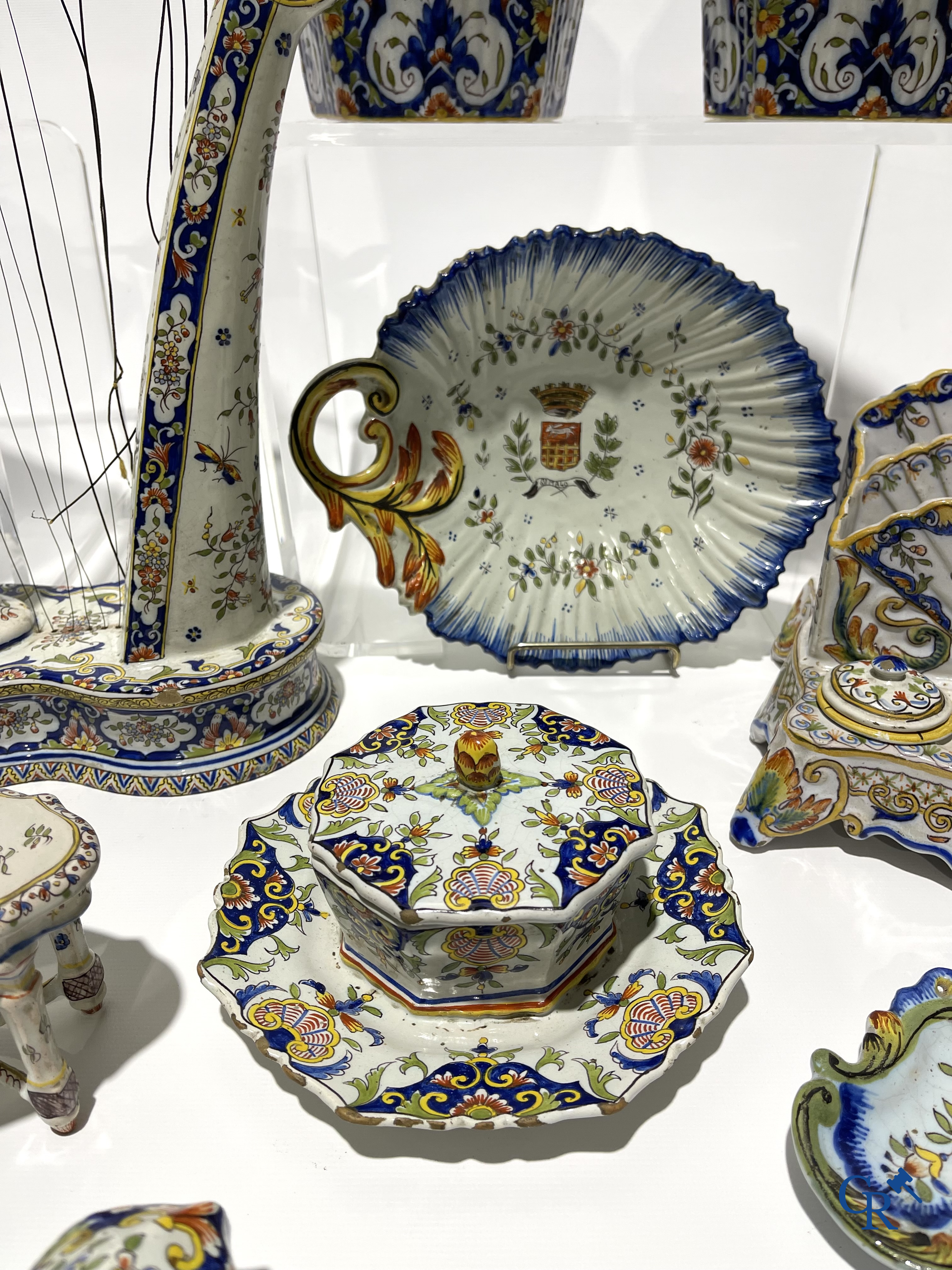 Faience of Rouen, Devres. Interesting and large lot with various polychrome pieces. 19th century.