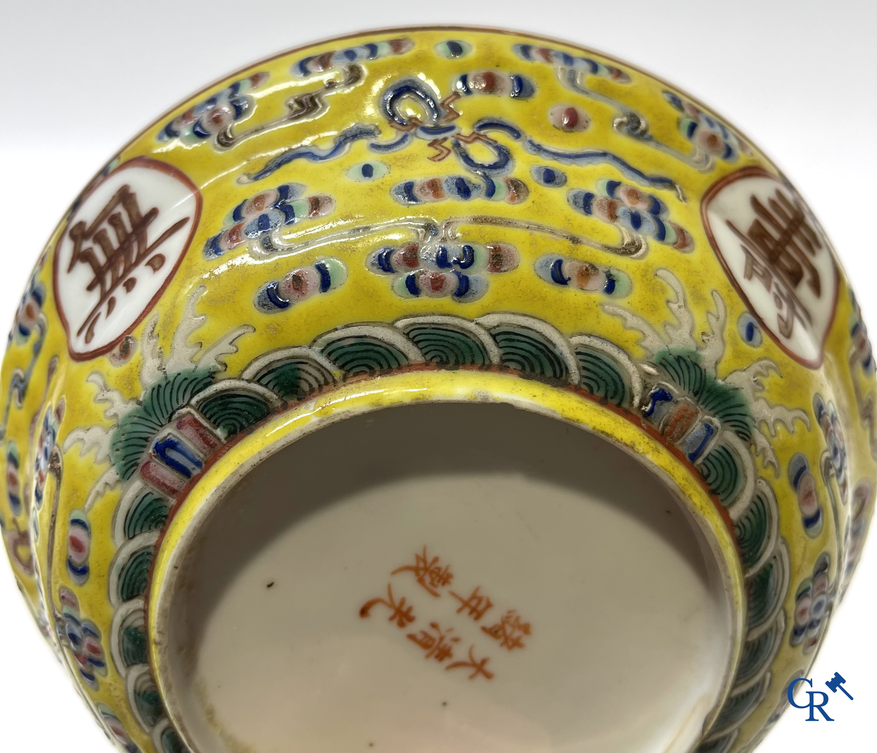 Aziatica. China. Een kavel met Canton porselein, een theepot en famille rose porselein met gele ondergrond.