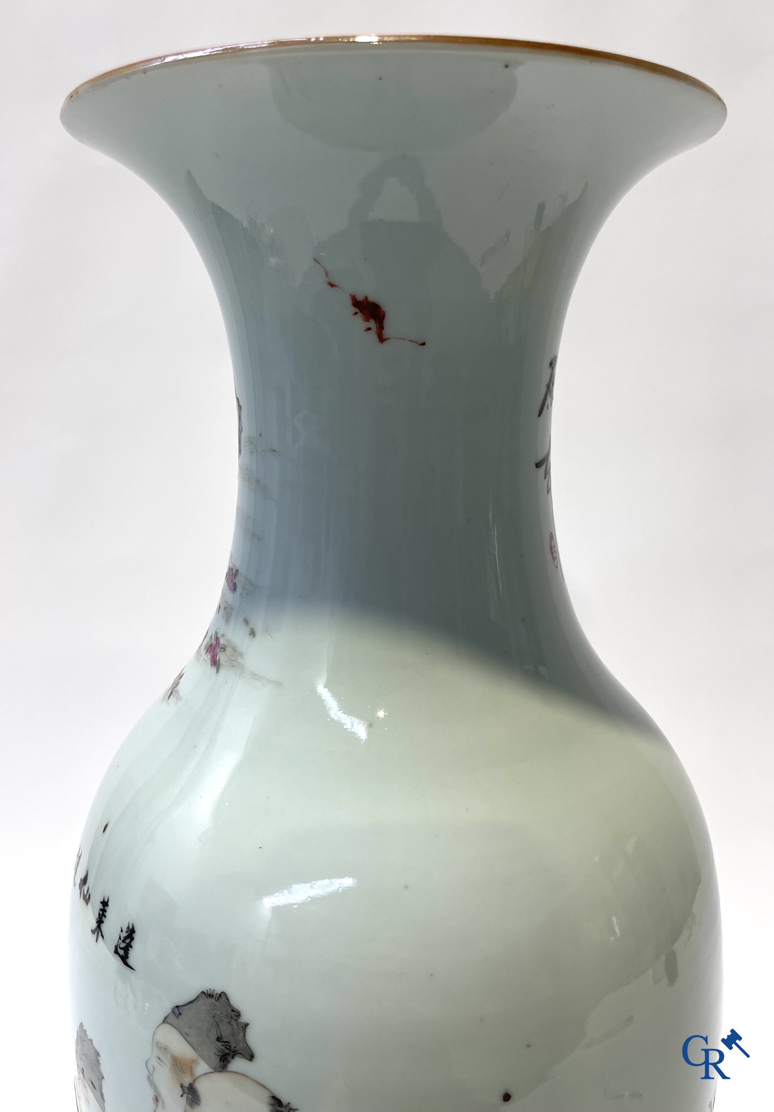 Aziatica. Chinese qianjiang cai vaas in porselein met onsterfelijken en kalligrafie. Gesigneerd. 19e-20ste eeuw.
