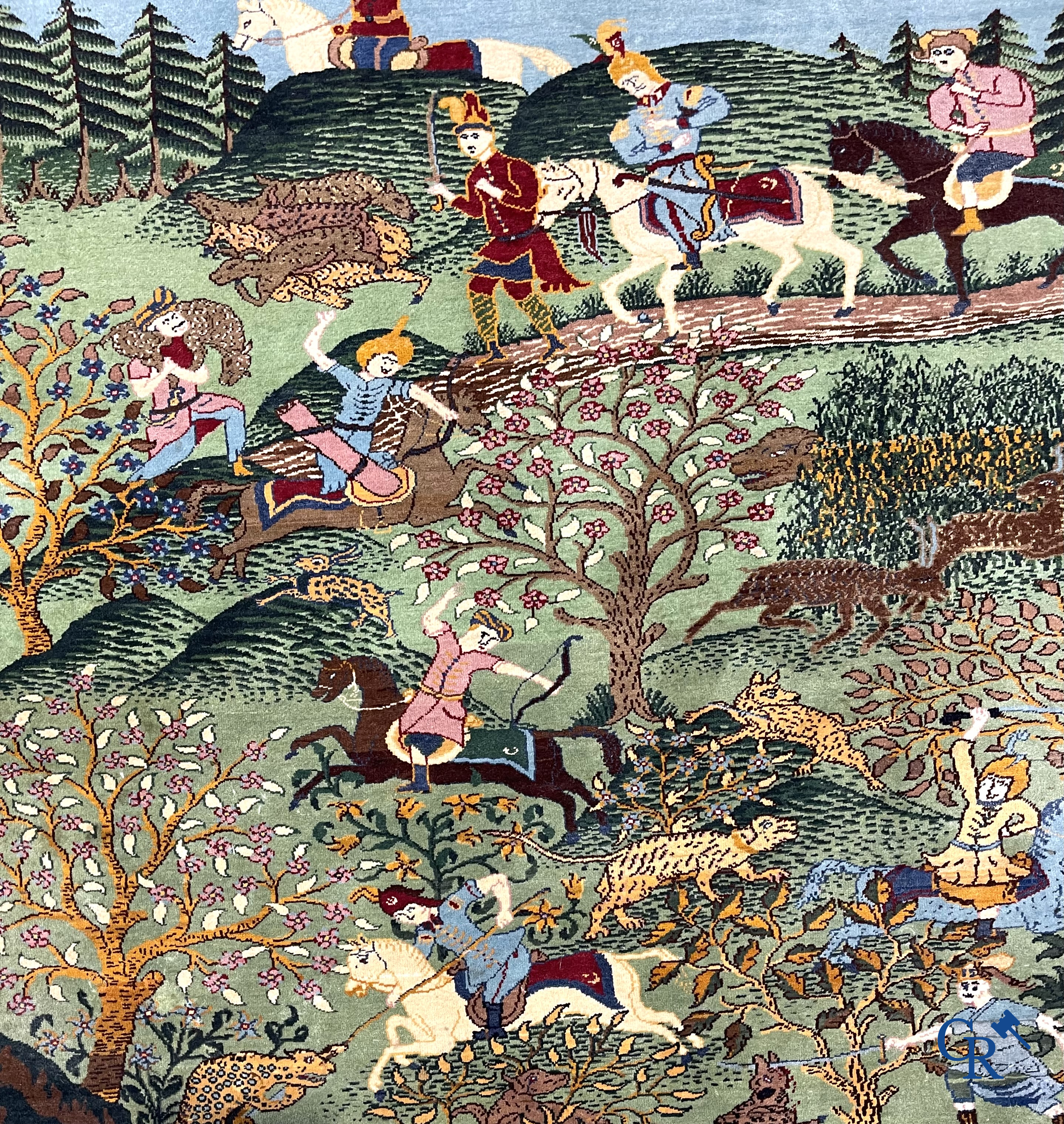 Oosterse tapijten. Ghoum. Een groot handgeknoopt tapijt met jachttaferelen.
