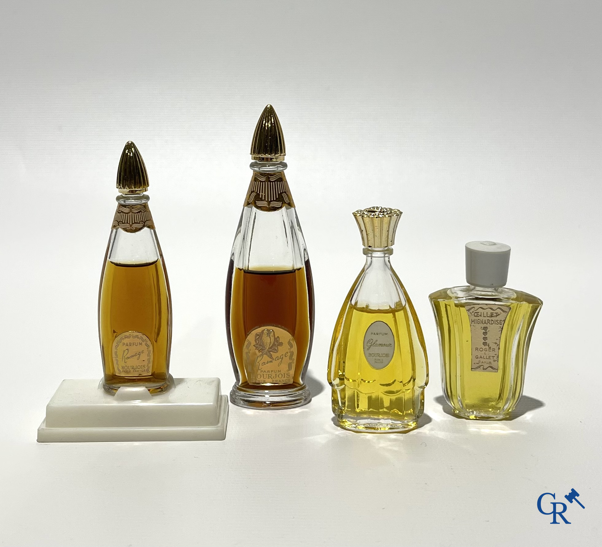 Art deco. Lot van 7 parfumflessen waarvan enkele in de originele doos. Jaren '30 tot '50. Bourjois en Roger & Gallet.