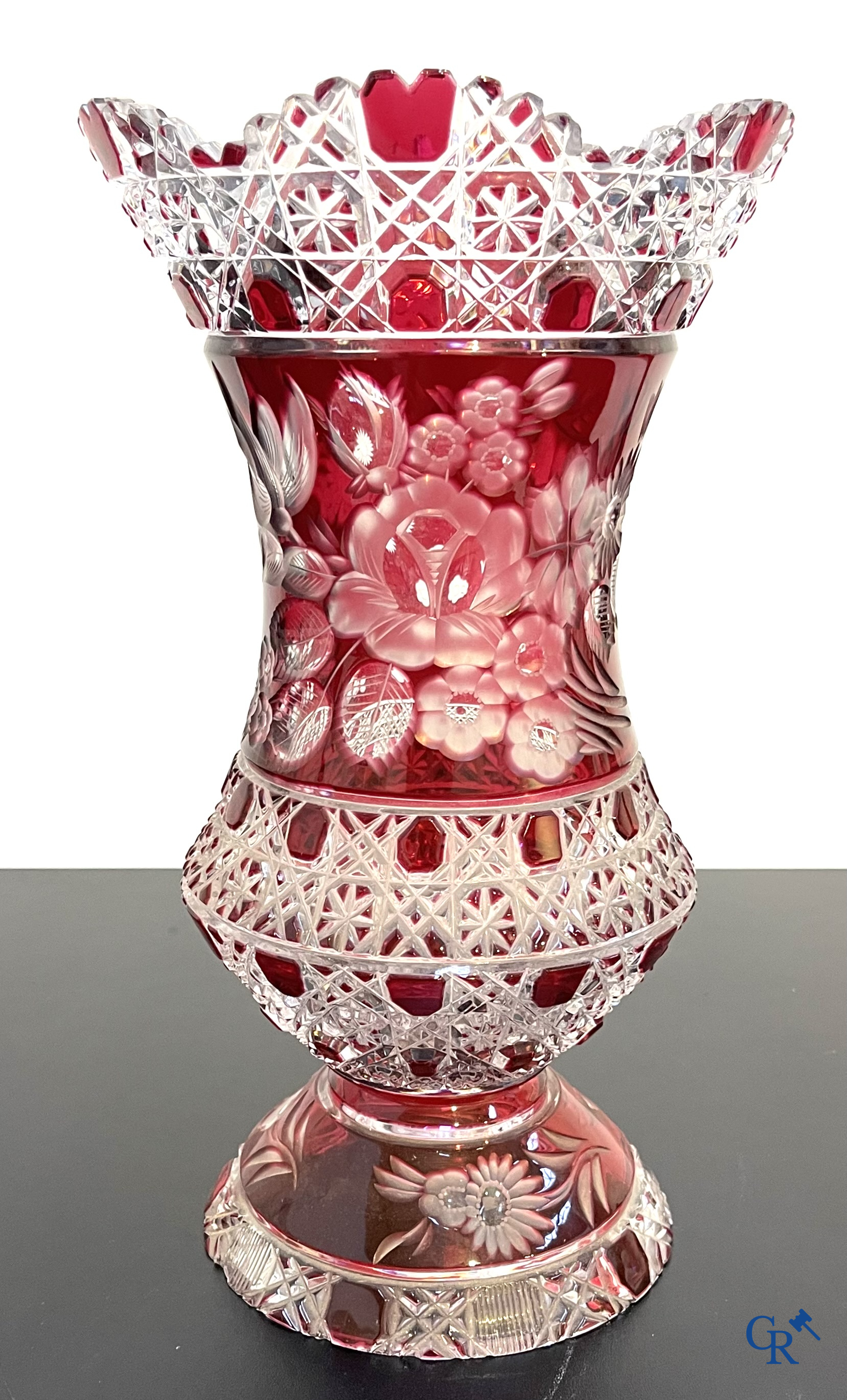 Een kavel met diverse brocante, terra cotta vissersbeeld, houten klok, 2 paar Vieux Paris vazen en een vaas in kristal.