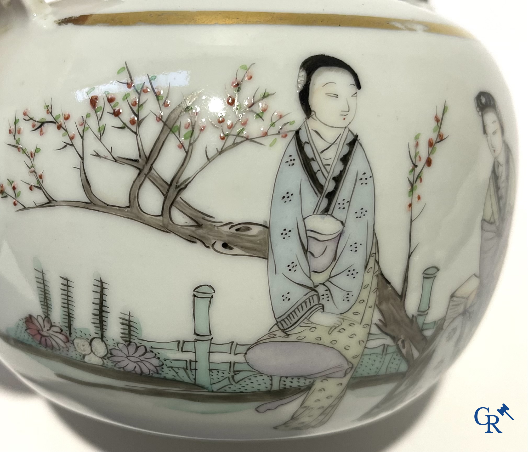 Aziatica. Chinees porselein. Een kavel van 2 Chinese theepotten en een Chinese kom.