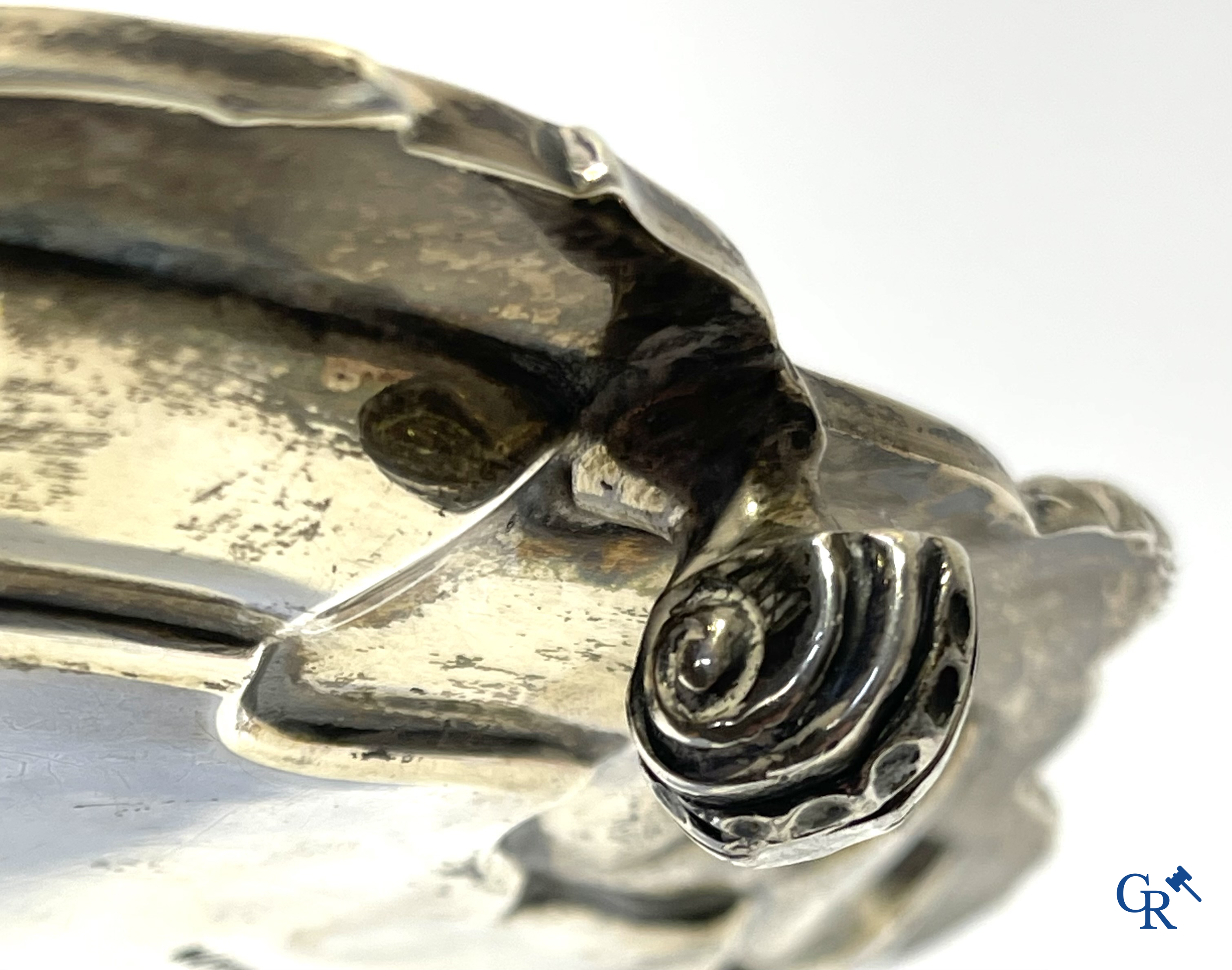 Zilver. Mappin & Webb London. Grote 3-potige sierschotel met een wapenschild met eenhoorn.