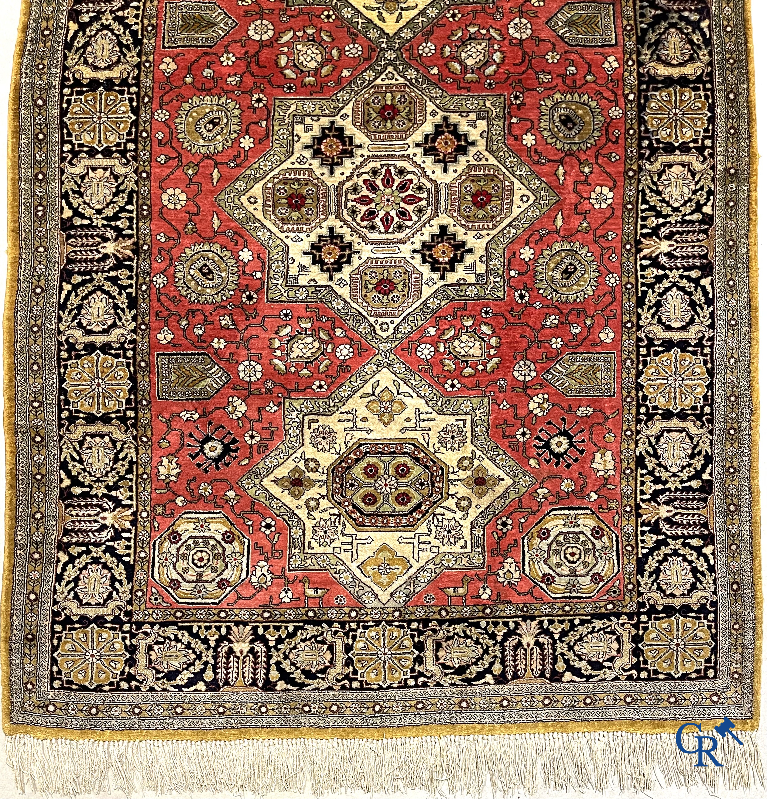 Oosterse tapijten. Handgeknoopt zijden tapijt met geometrisch en floraal decor.