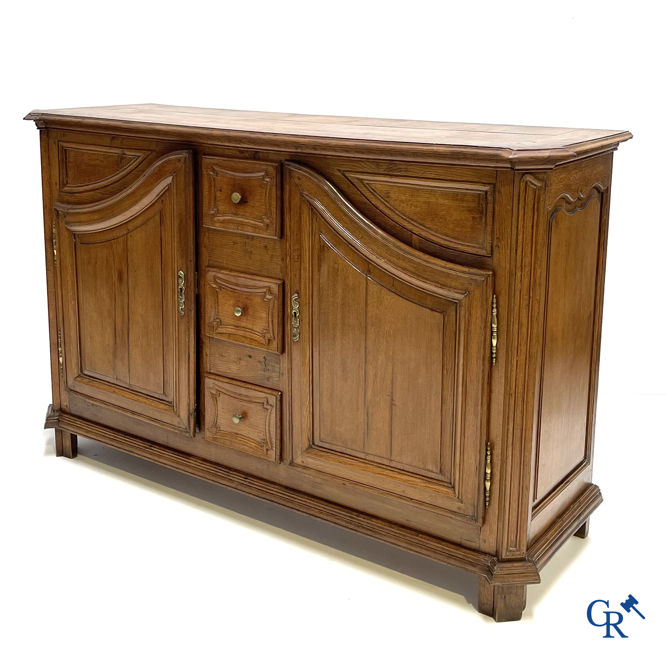 Eikenhouten franse dressoir. 2 deuren en 3 laden. Eind 18e eeuw.