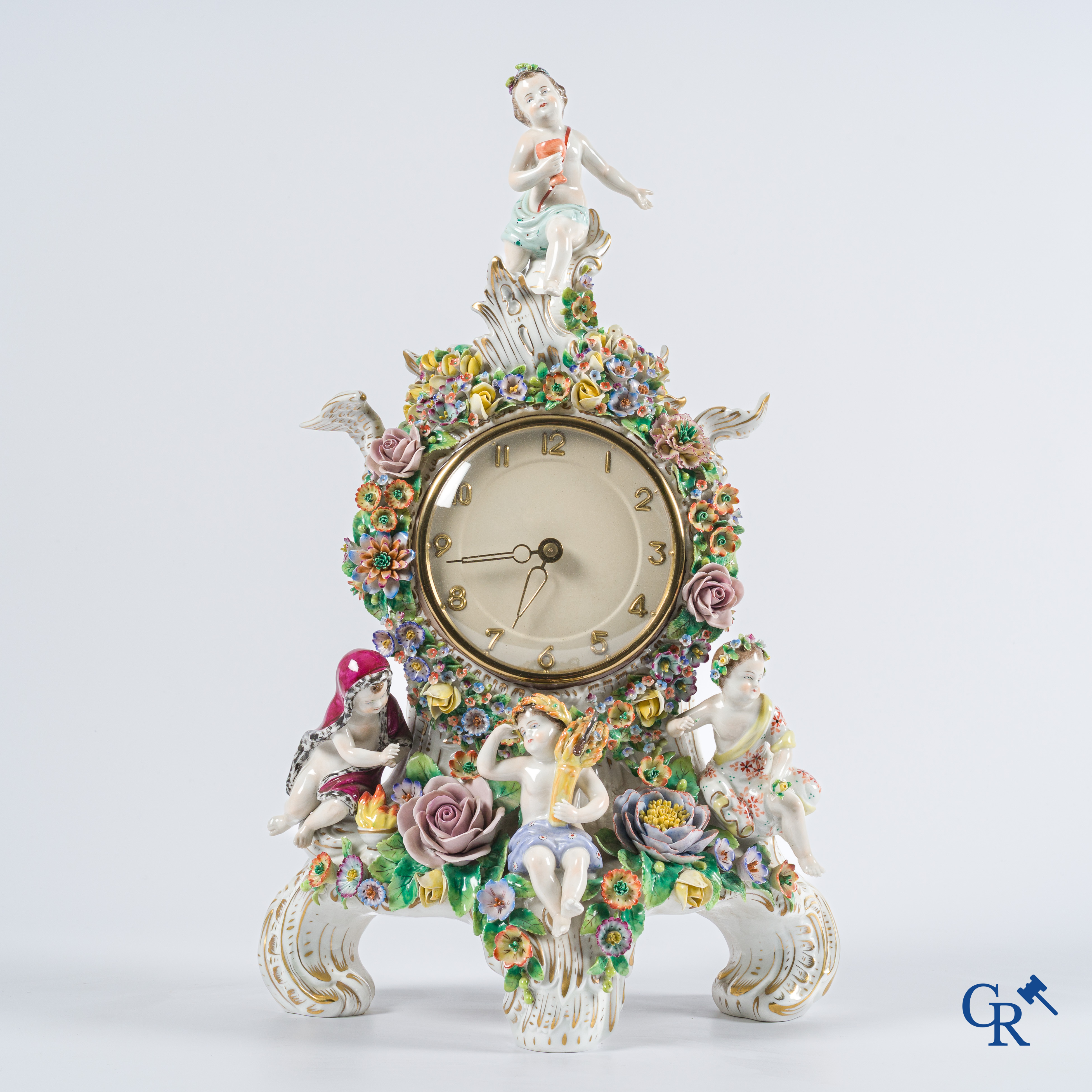 Sitzendorf. Grote pendule in Duits porselein met voorstelling van de 4 jaargetijden.