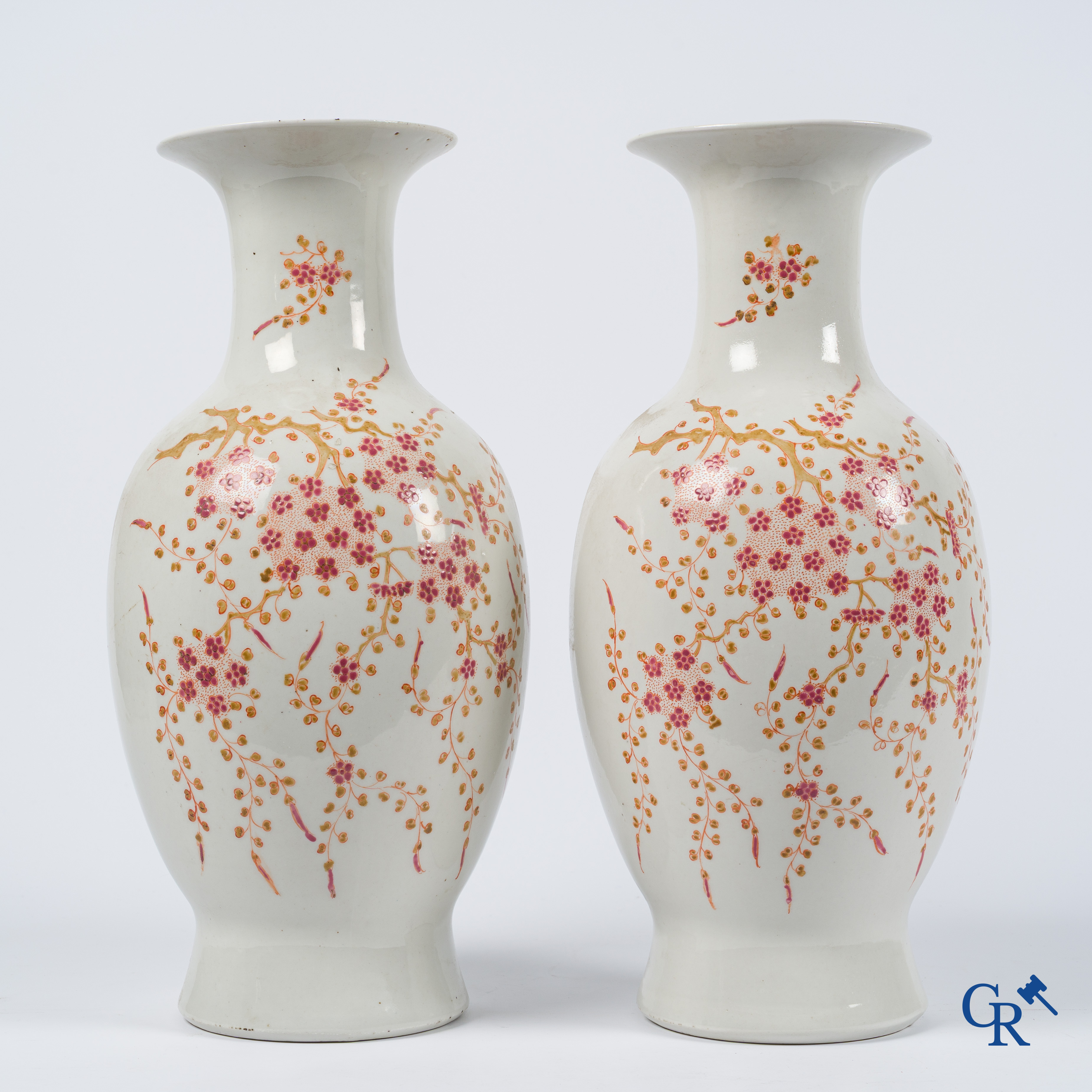Aziatica. Chinees porselein. 2 Chinese vazen met famille rose decor. Gemerkt. 20ste eeuw.