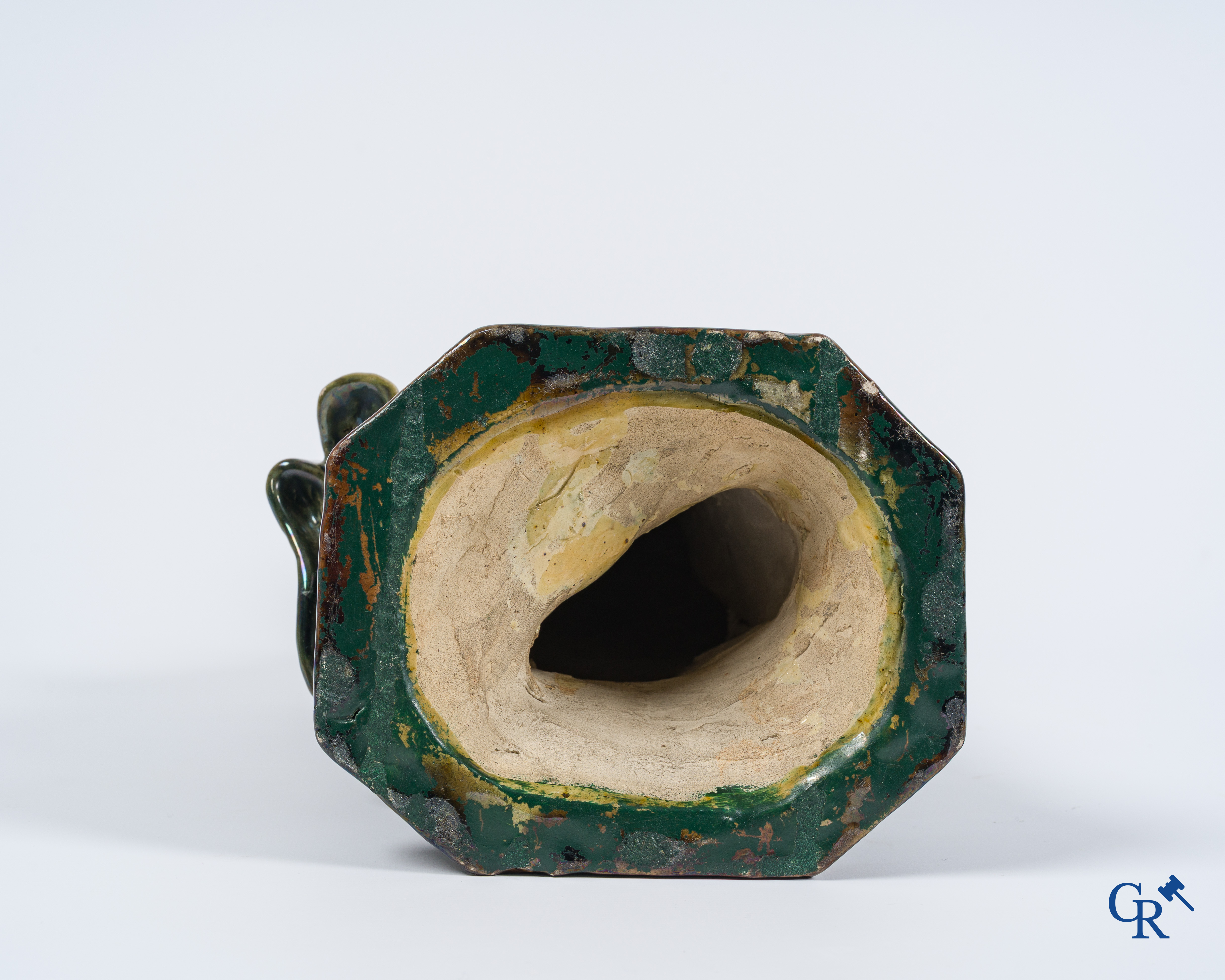 Alfons Noseda. Vlaams aardewerk. Grote sculptuur in geglazuurde witte klei vervaardigd in de Kortrijkse pottenbakkerij.