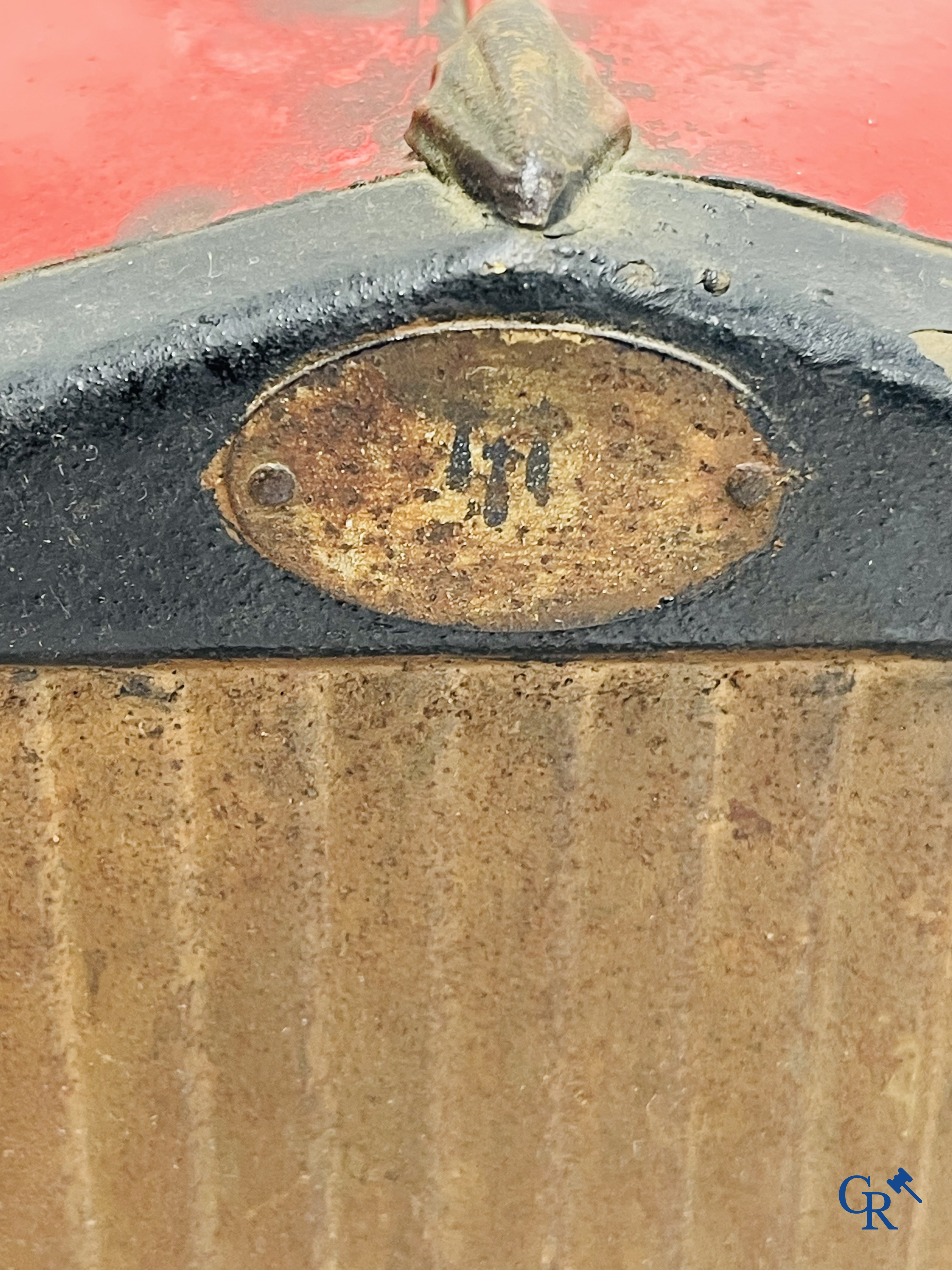 Eureka, model Delage. Luxe uitvoering met spaakwielen, verlichtingssysteem en opendraaiend kofferdeksel. Circa 1930.