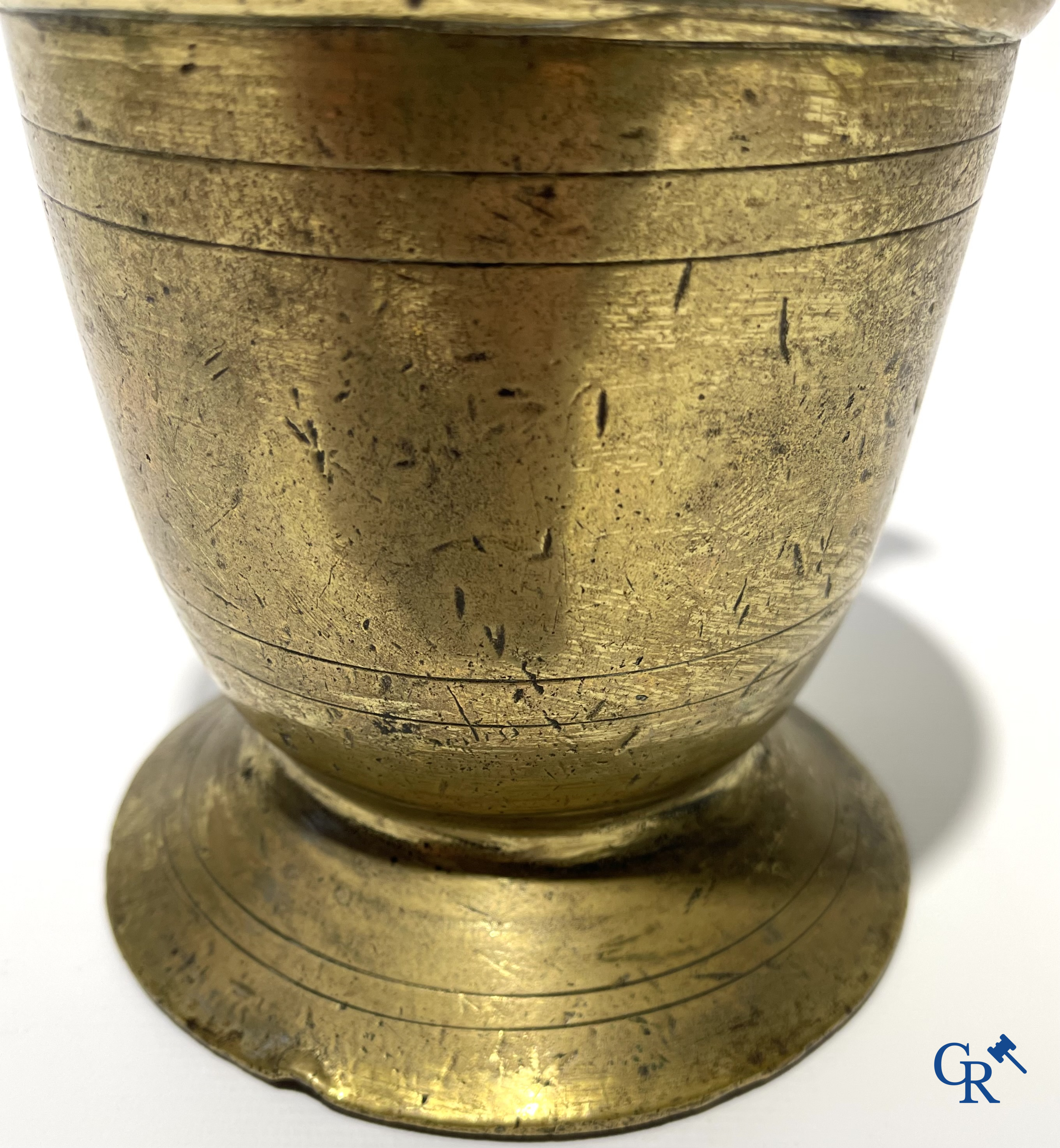 Antieke bronzen vijzel met stamper. 18e-19e eeuw.