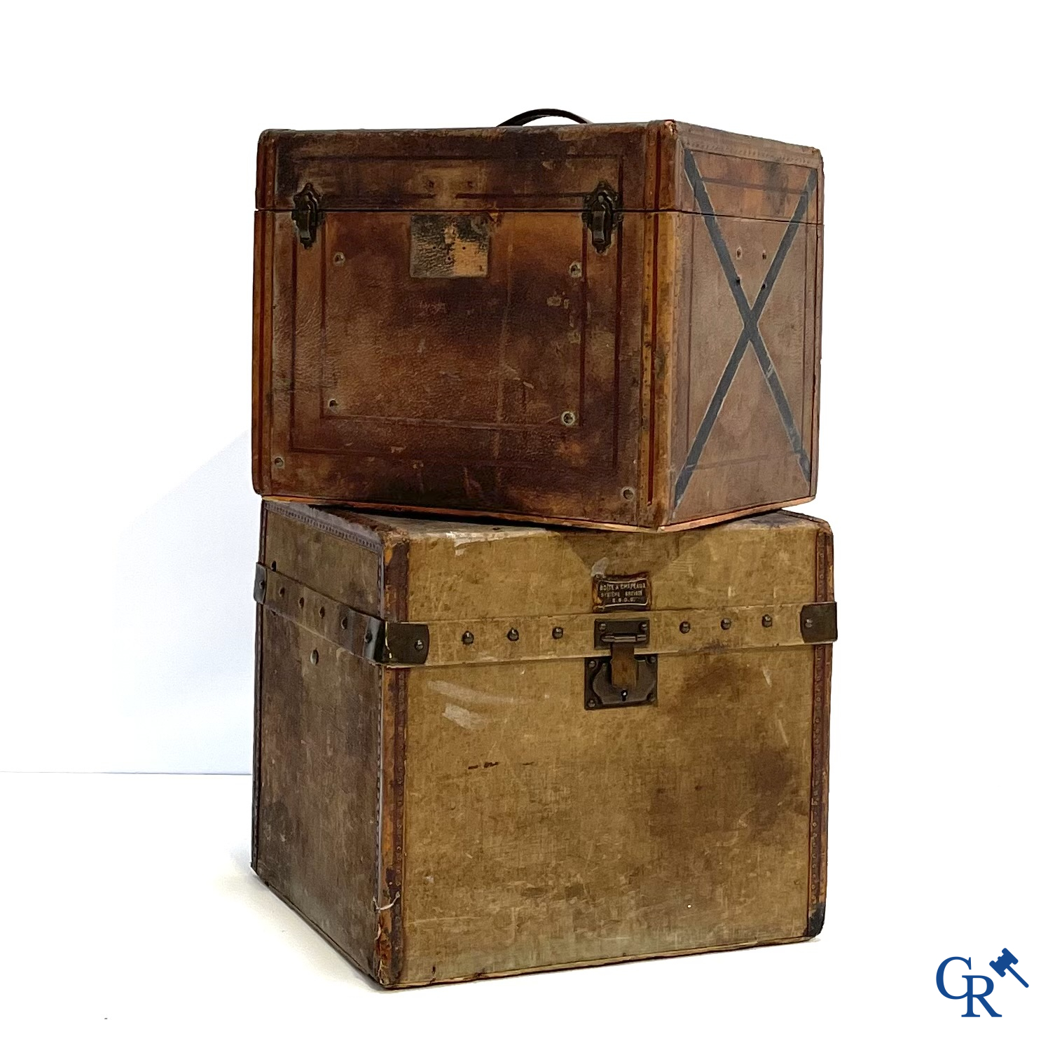 2 Antieke decoratieve koffers, hout met leder. Circa 1900.