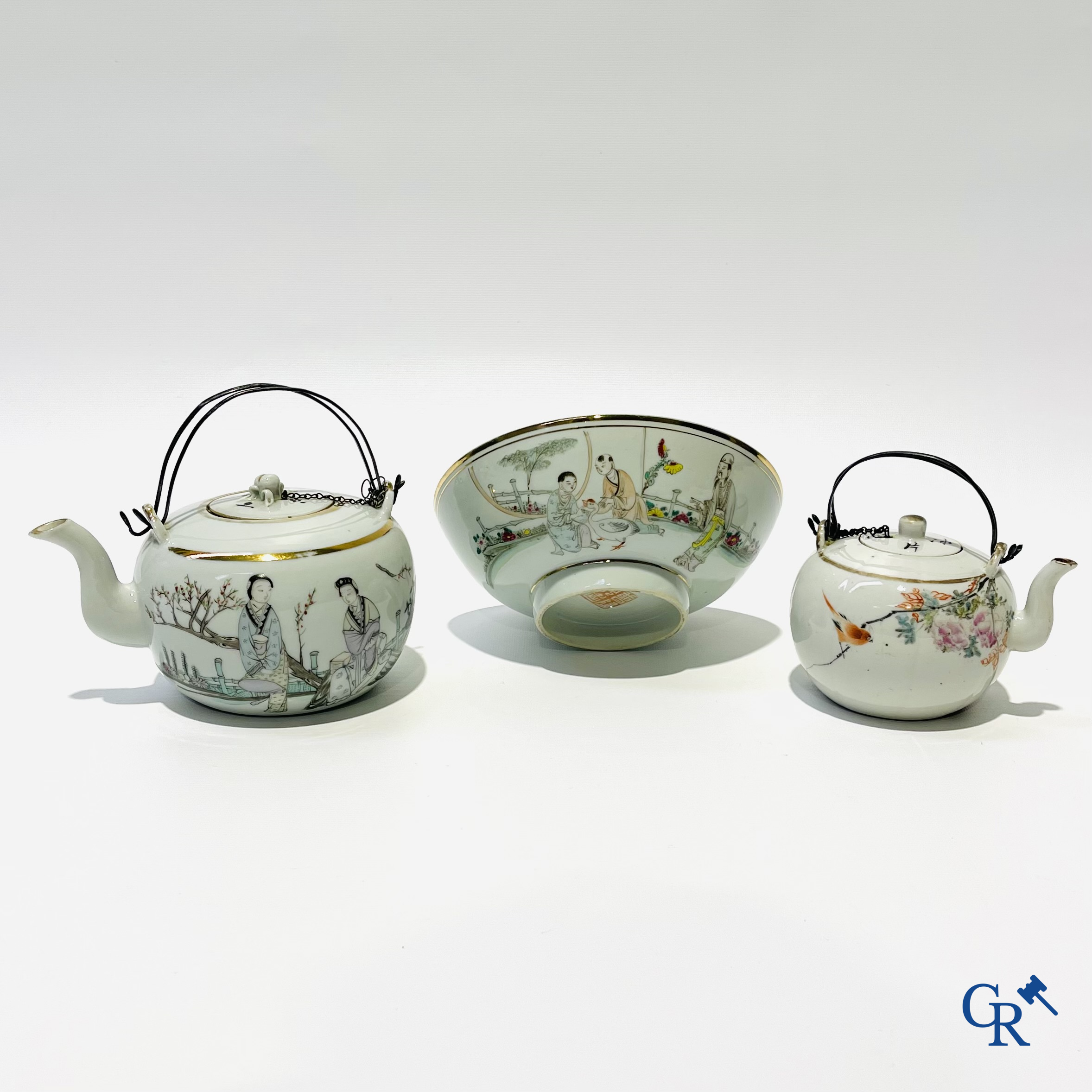 Aziatica. Chinees porselein. Een kavel van 2 Chinese theepotten en een Chinese kom.