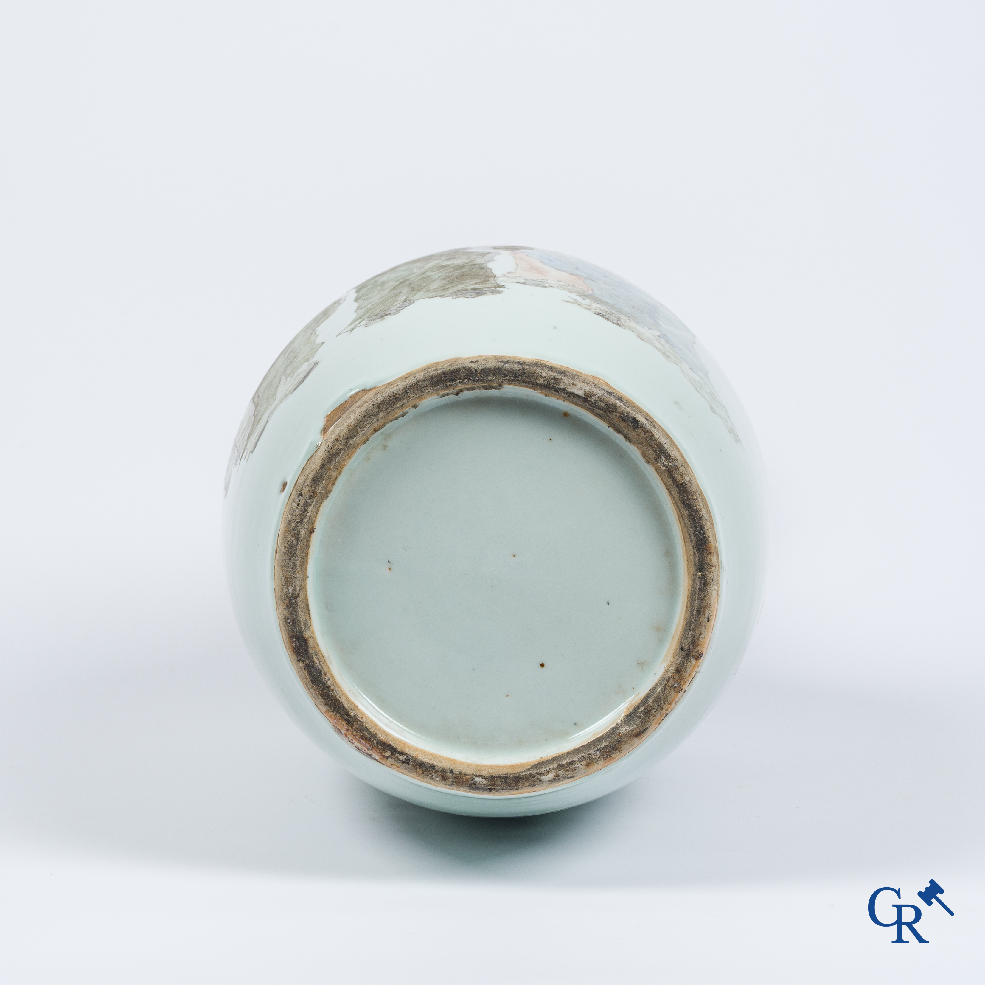 Aziatica. Chinese qianjiang cai vaas in porselein met onsterfelijken en kalligrafie. Gesigneerd. 19e-20ste eeuw.