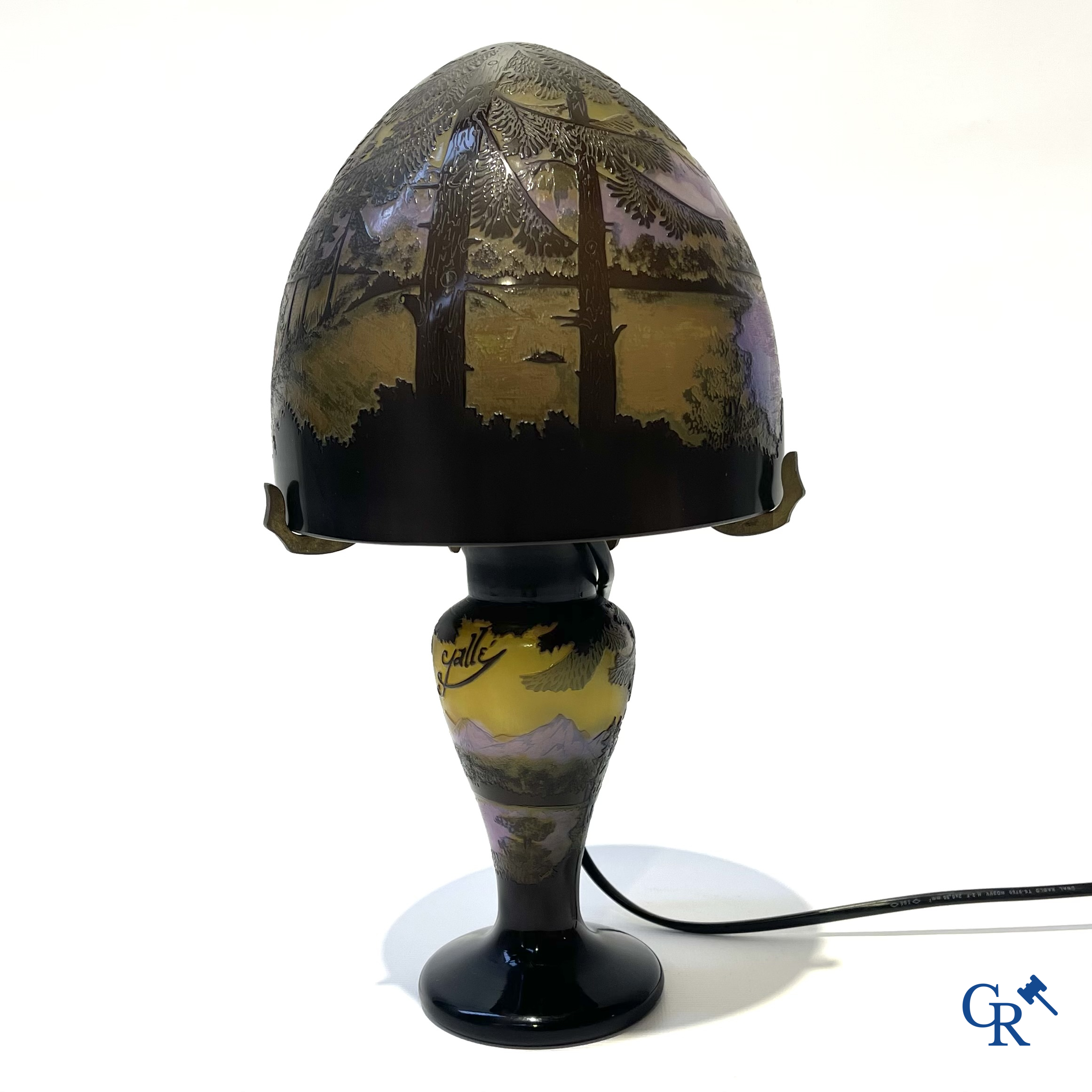 Emile Gallé. Art Nouveau stijl tafellamp in cameo glas met een Vogezen landschap. Werk uit de ateliers van Gallé.