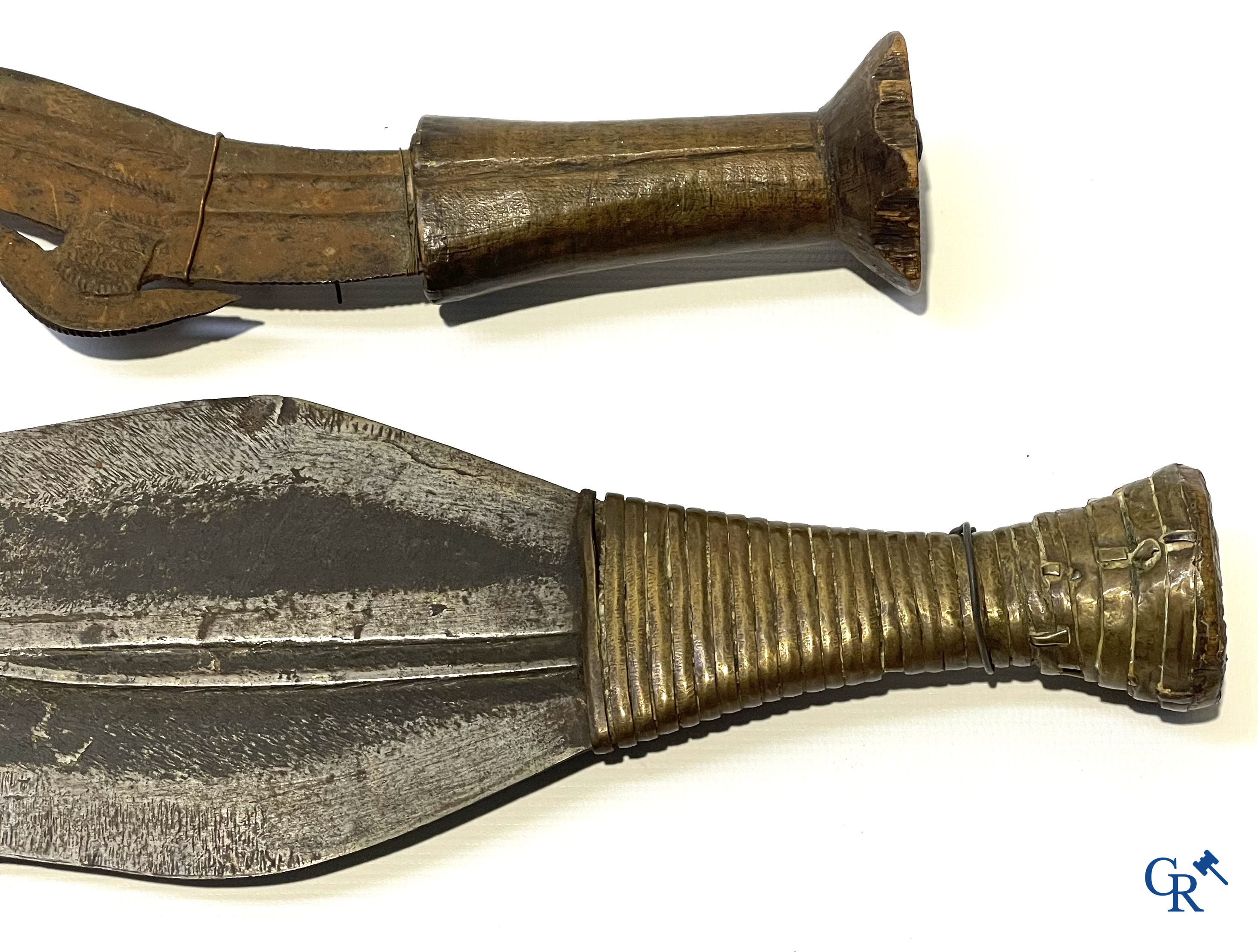 Tribale kunst. Een interessant lot met Afrikaanse wapens, een foto en 2 postkaarten. Messen, dolken, speren en pijlen.