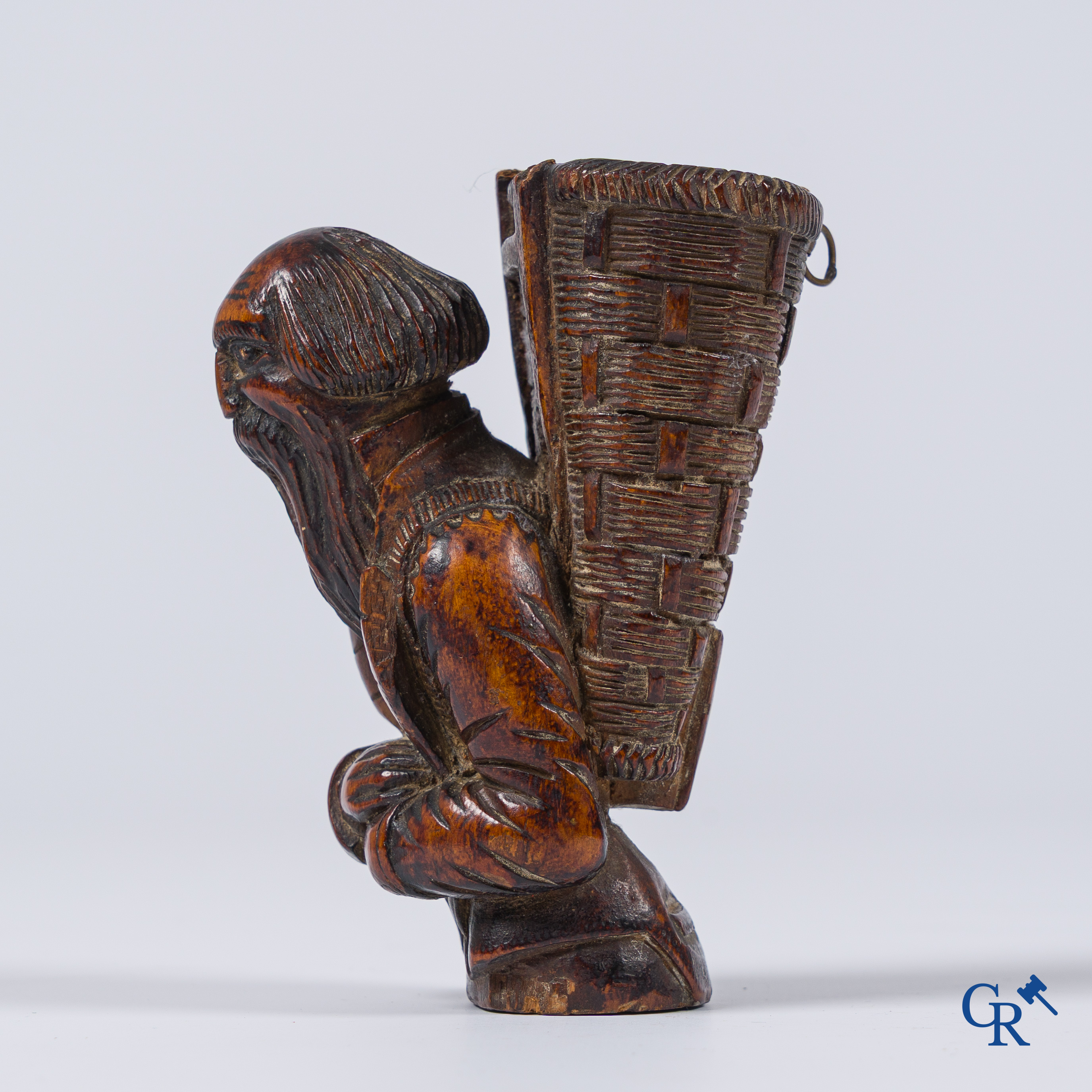 Buttenman drinkbeker. Gildebeker van de druivenplukkers. Gesneden fruithout. Rijnstreek of Zwitserland, 17e eeuw.