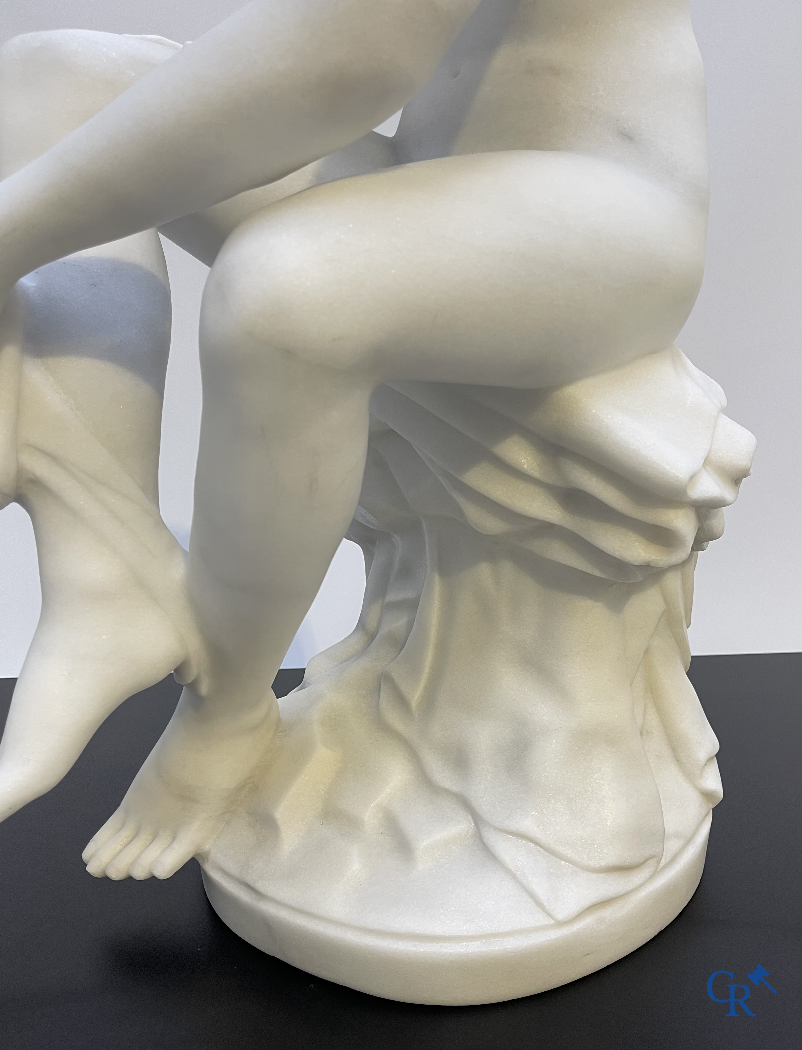 Imposante voorstelling van een badende Venus. Carrara marmer. 20ste eeuw.