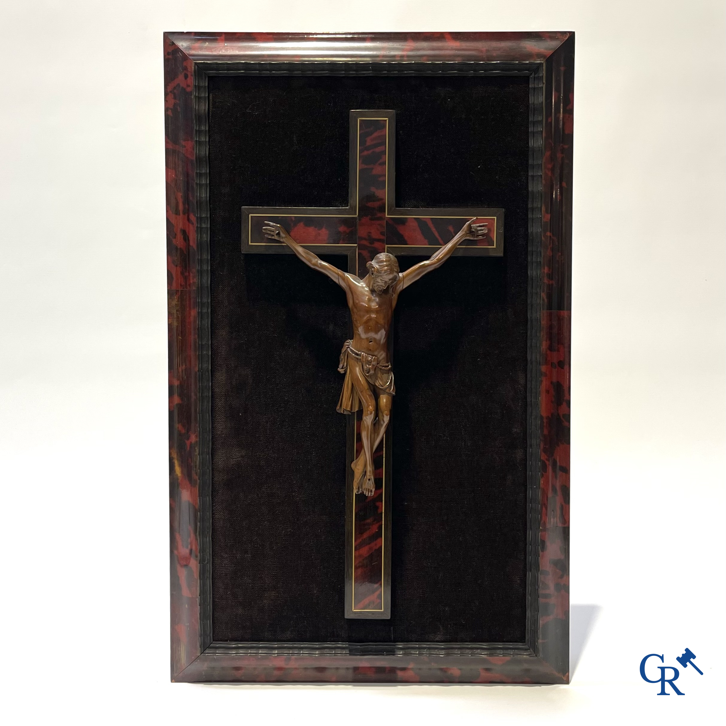 Corpus Christi in fijngesneden palmhout gemonteerd op kruis. Kader van de werkhuizen Franck te Antwerpen. 18e-19e eeuw.